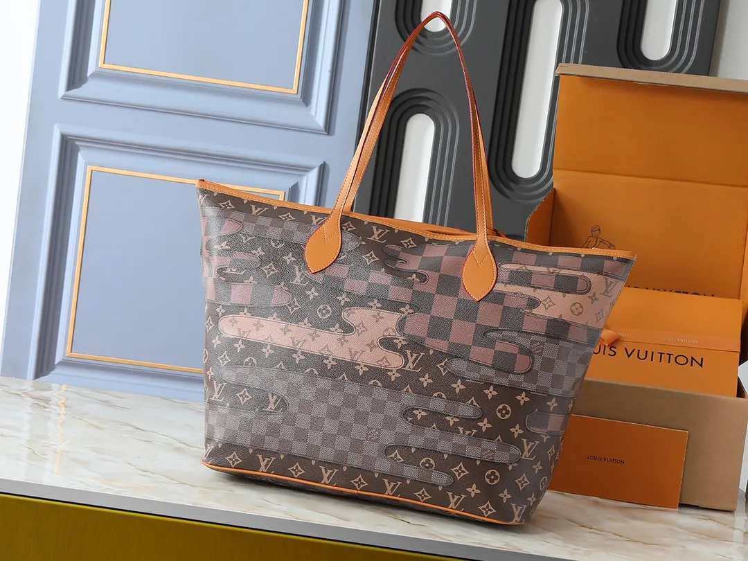 💰280💰Upgraded from the original M26174. This Nevereverfull handbag is made of multiple classic canvases to create a spacious configuration. The Monogram canvas body is integrated with Damier and Monogram Reverse embroidery patches, presenting a striking and unique mosaic effect. LV Dynasty decoration adds a touch of brilliance, and the removable inner bag can be easily removed for separate use. Dimensions: 60.0 x 38.0 x 23.0 cm (length x height x width)