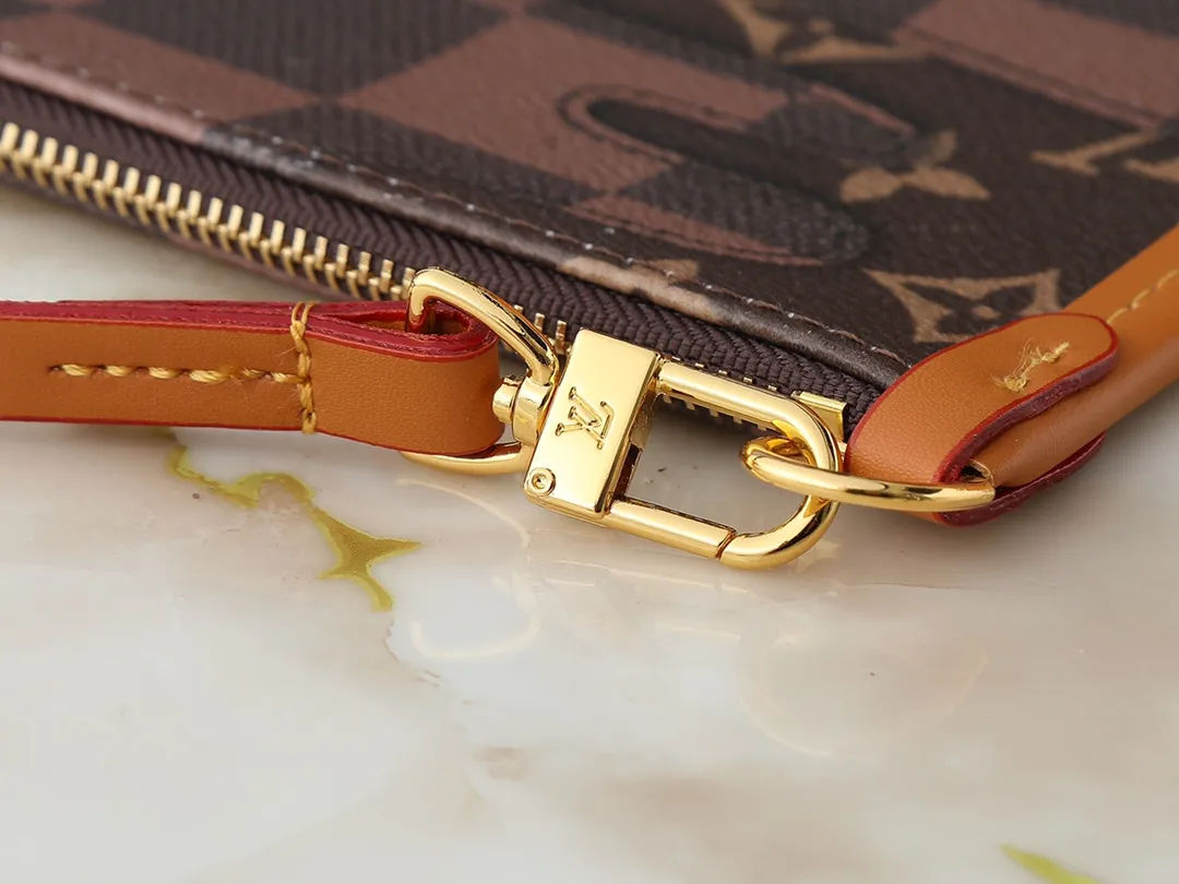 💰280💰Upgraded from the original M26174. This Nevereverfull handbag is made of multiple classic canvases to create a spacious configuration. The Monogram canvas body is integrated with Damier and Monogram Reverse embroidery patches, presenting a striking and unique mosaic effect. LV Dynasty decoration adds a touch of brilliance, and the removable inner bag can be easily removed for separate use. Dimensions: 60.0 x 38.0 x 23.0 cm (length x height x width)