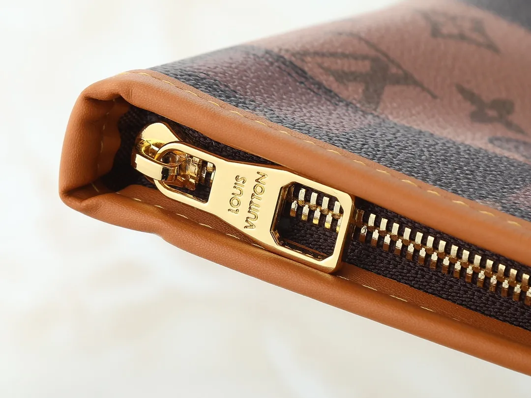 💰280💰Upgraded from the original M26174. This Nevereverfull handbag is made of multiple classic canvases to create a spacious configuration. The Monogram canvas body is integrated with Damier and Monogram Reverse embroidery patches, presenting a striking and unique mosaic effect. LV Dynasty decoration adds a touch of brilliance, and the removable inner bag can be easily removed for separate use. Dimensions: 60.0 x 38.0 x 23.0 cm (length x height x width)