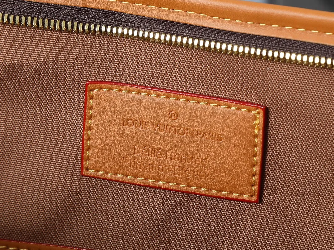 💰280💰Upgraded from the original M26174. This Nevereverfull handbag is made of multiple classic canvases to create a spacious configuration. The Monogram canvas body is integrated with Damier and Monogram Reverse embroidery patches, presenting a striking and unique mosaic effect. LV Dynasty decoration adds a touch of brilliance, and the removable inner bag can be easily removed for separate use. Dimensions: 60.0 x 38.0 x 23.0 cm (length x height x width)