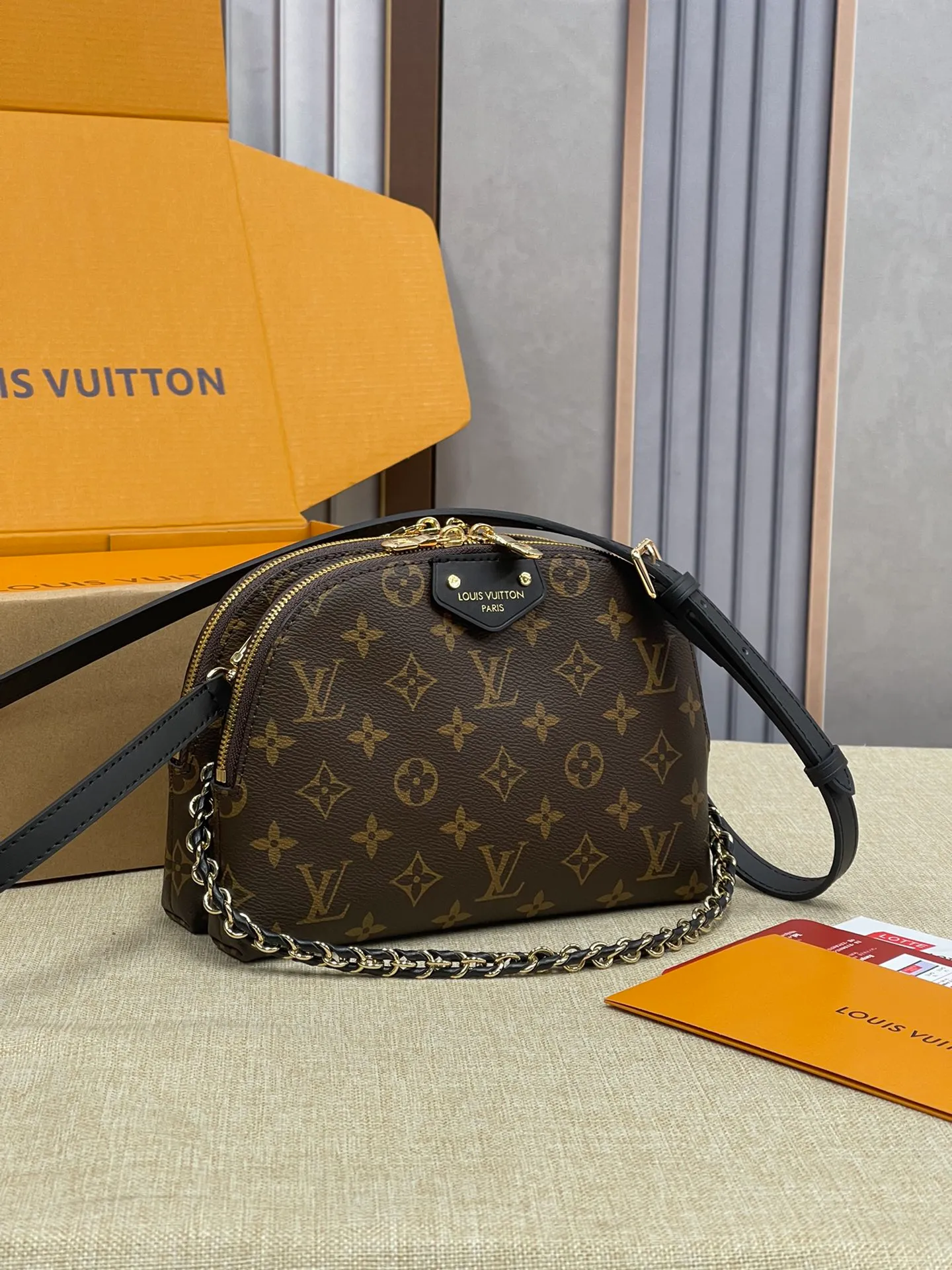 [Upgraded version] P500¥ counter new model. Double-layer shell bag, high quality, gift box packaging [Exclusive real shot model M12996] Be Alma handbag combines the brand's iconic Alma handbag and cosmetic bag design, playing with urban travel style in the 2025 Cruise early spring series. The compact silhouette comes with a braided chain and can be carried as a clutch or worn cross-body with the long strap. 15 x 7 x 27 cm (height x width x length)