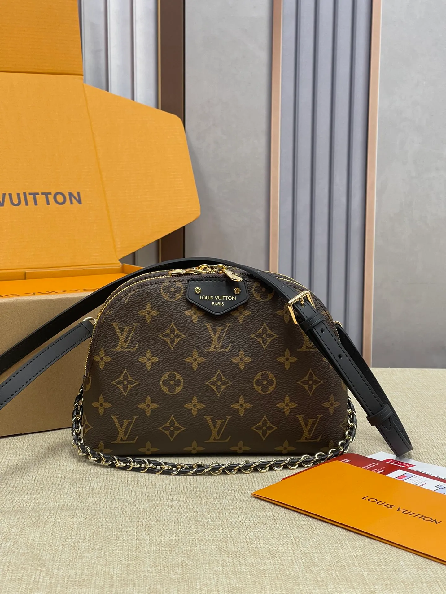 [Upgraded version] P500¥ counter new model. Double-layer shell bag, high quality, gift box packaging [Exclusive real shot model M12996] Be Alma handbag combines the brand's iconic Alma handbag and cosmetic bag design, playing with urban travel style in the 2025 Cruise early spring series. The compact silhouette comes with a braided chain and can be carried as a clutch or worn cross-body with the long strap. 15 x 7 x 27 cm (height x width x length)