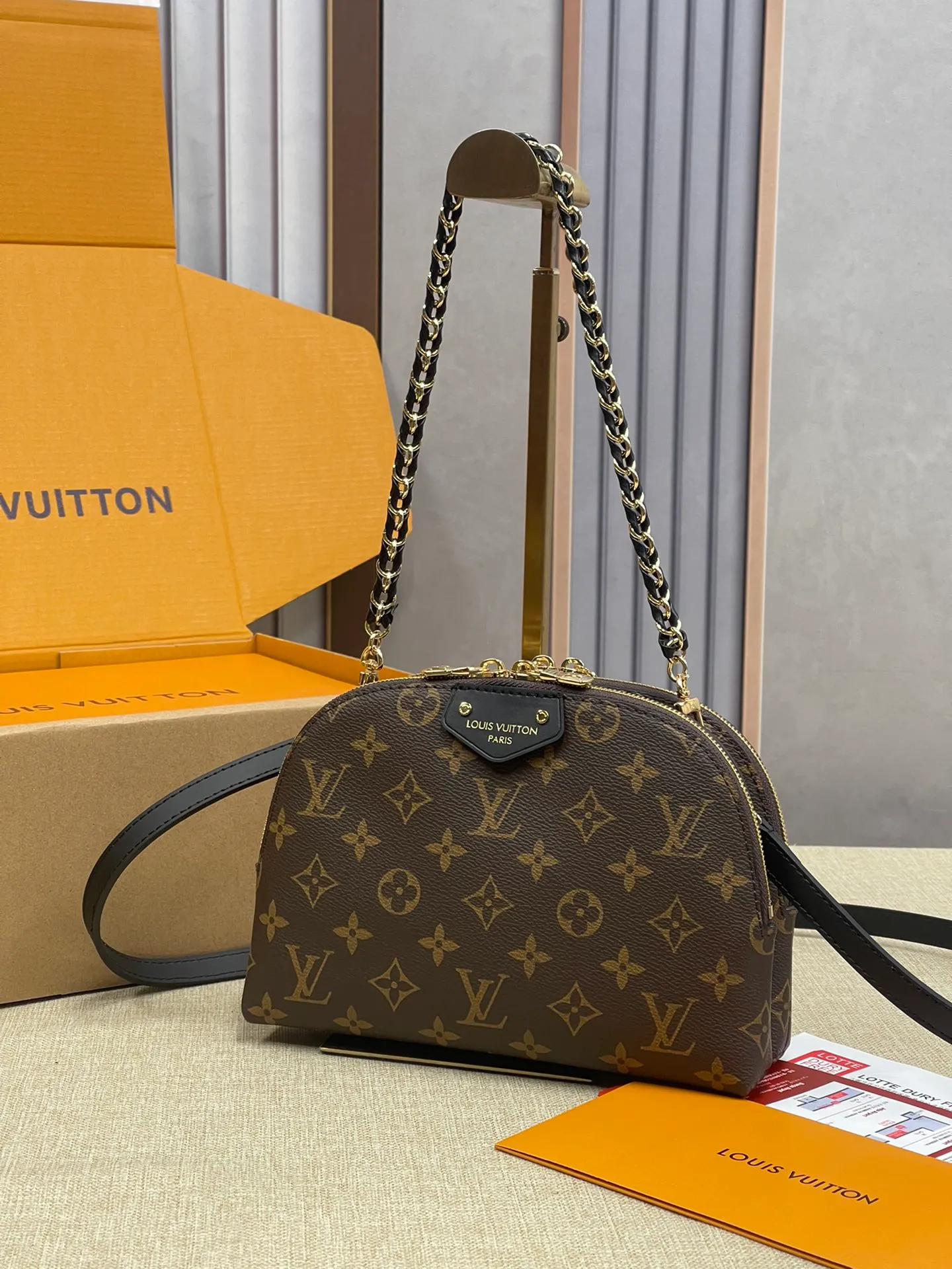 [Upgraded version] P500¥ counter new model. Double-layer shell bag, high quality, gift box packaging [Exclusive real shot model M12996] Be Alma handbag combines the brand's iconic Alma handbag and cosmetic bag design, playing with urban travel style in the 2025 Cruise early spring series. The compact silhouette comes with a braided chain and can be carried as a clutch or worn cross-body with the long strap. 15 x 7 x 27 cm (height x width x length)