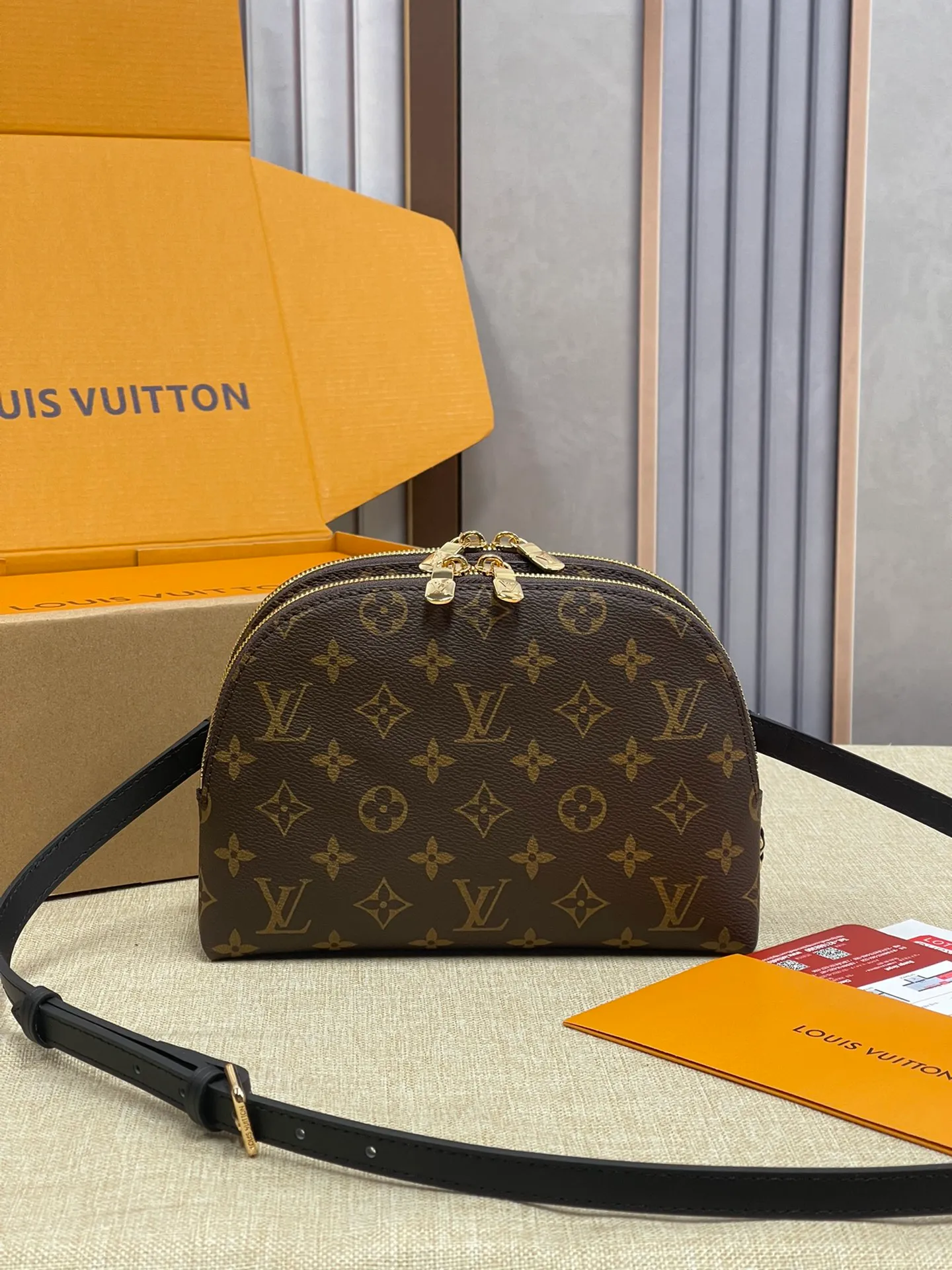 [Upgraded version] P500¥ counter new model. Double-layer shell bag, high quality, gift box packaging [Exclusive real shot model M12996] Be Alma handbag combines the brand's iconic Alma handbag and cosmetic bag design, playing with urban travel style in the 2025 Cruise early spring series. The compact silhouette comes with a braided chain and can be carried as a clutch or worn cross-body with the long strap. 15 x 7 x 27 cm (height x width x length)