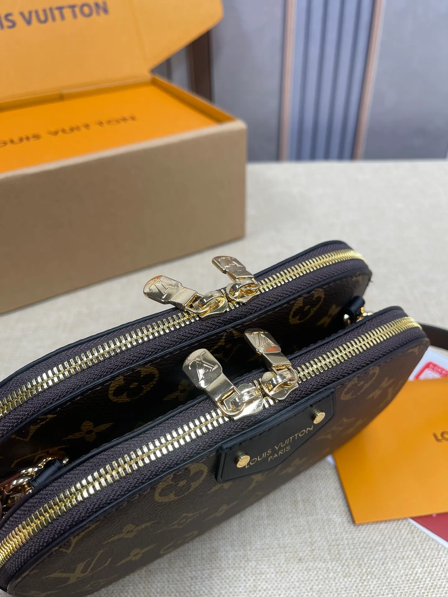 [Upgraded version] P500¥ counter new model. Double-layer shell bag, high quality, gift box packaging [Exclusive real shot model M12996] Be Alma handbag combines the brand's iconic Alma handbag and cosmetic bag design, playing with urban travel style in the 2025 Cruise early spring series. The compact silhouette comes with a braided chain and can be carried as a clutch or worn cross-body with the long strap. 15 x 7 x 27 cm (height x width x length)