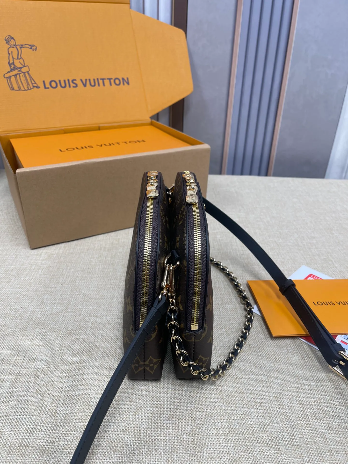 [Upgraded version] P500¥ counter new model. Double-layer shell bag, high quality, gift box packaging [Exclusive real shot model M12996] Be Alma handbag combines the brand's iconic Alma handbag and cosmetic bag design, playing with urban travel style in the 2025 Cruise early spring series. The compact silhouette comes with a braided chain and can be carried as a clutch or worn cross-body with the long strap. 15 x 7 x 27 cm (height x width x length)