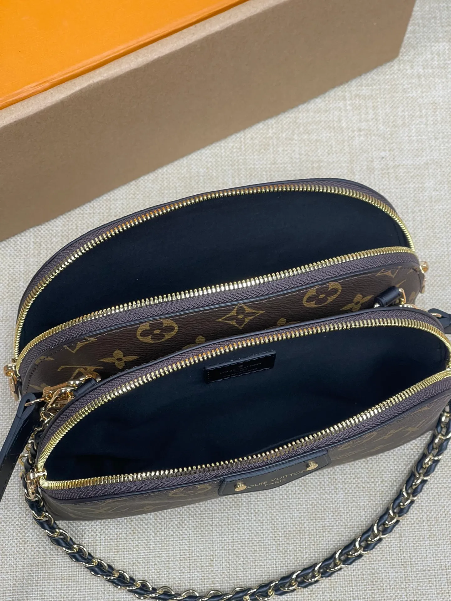 [Upgraded version] P500¥ counter new model. Double-layer shell bag, high quality, gift box packaging [Exclusive real shot model M12996] Be Alma handbag combines the brand's iconic Alma handbag and cosmetic bag design, playing with urban travel style in the 2025 Cruise early spring series. The compact silhouette comes with a braided chain and can be carried as a clutch or worn cross-body with the long strap. 15 x 7 x 27 cm (height x width x length)