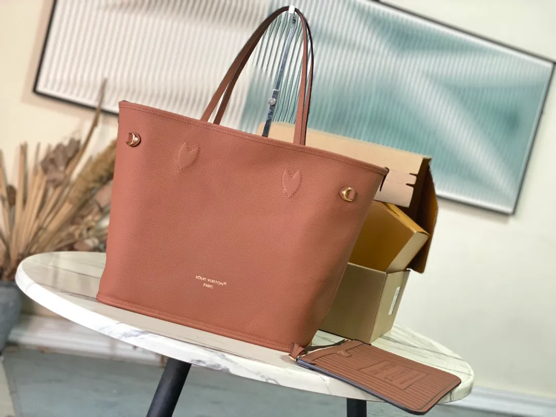 💰900 (top-grain leather) Top-quality original M12061 Neverfull Inside Out medium-sized handbag uses Monogram canvas and grained leather to interpret a new double-sided design. Its detachable pocket can easily be transformed into an outer bag or a compact shoulder bag. Dimensions: 31 × 28 × 14 cm