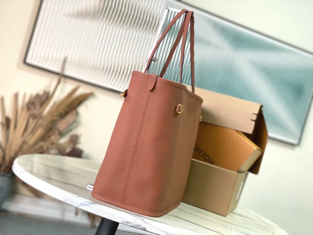 💰900 (top-grain leather) Top-quality original M12061 Neverfull Inside Out medium-sized handbag uses Monogram canvas and grained leather to interpret a new double-sided design. Its detachable pocket can easily be transformed into an outer bag or a compact shoulder bag. Dimensions: 31 × 28 × 14 cm