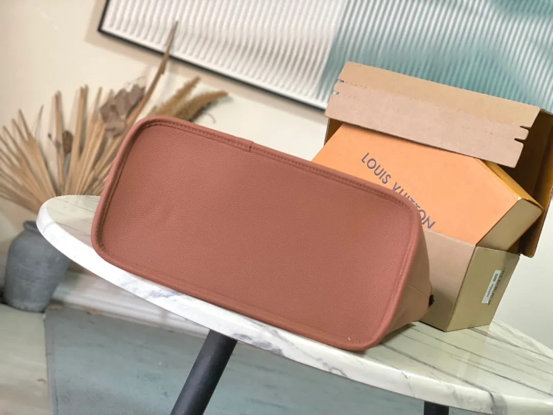 💰900 (top-grain leather) Top-quality original M12061 Neverfull Inside Out medium-sized handbag uses Monogram canvas and grained leather to interpret a new double-sided design. Its detachable pocket can easily be transformed into an outer bag or a compact shoulder bag. Dimensions: 31 × 28 × 14 cm