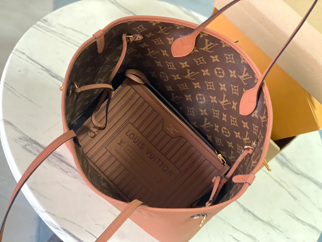 💰900 (top-grain leather) Top-quality original M12061 Neverfull Inside Out medium-sized handbag uses Monogram canvas and grained leather to interpret a new double-sided design. Its detachable pocket can easily be transformed into an outer bag or a compact shoulder bag. Dimensions: 31 × 28 × 14 cm
