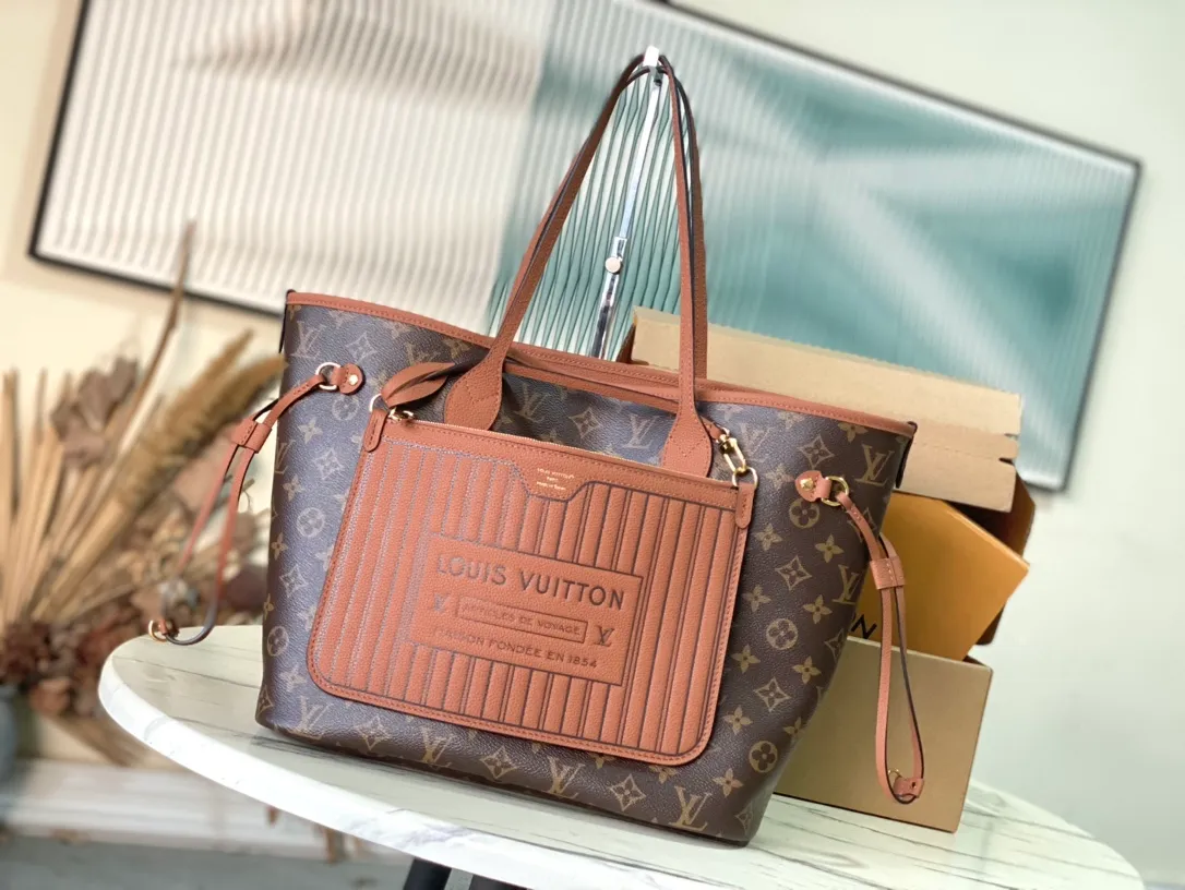 💰900 (top-grain leather) Top-quality original M12061 Neverfull Inside Out medium-sized handbag uses Monogram canvas and grained leather to interpret a new double-sided design. Its detachable pocket can easily be transformed into an outer bag or a compact shoulder bag. Dimensions: 31 × 28 × 14 cm