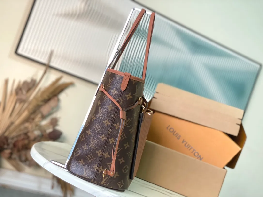 💰900 (top-grain leather) Top-quality original M12061 Neverfull Inside Out medium-sized handbag uses Monogram canvas and grained leather to interpret a new double-sided design. Its detachable pocket can easily be transformed into an outer bag or a compact shoulder bag. Dimensions: 31 × 28 × 14 cm