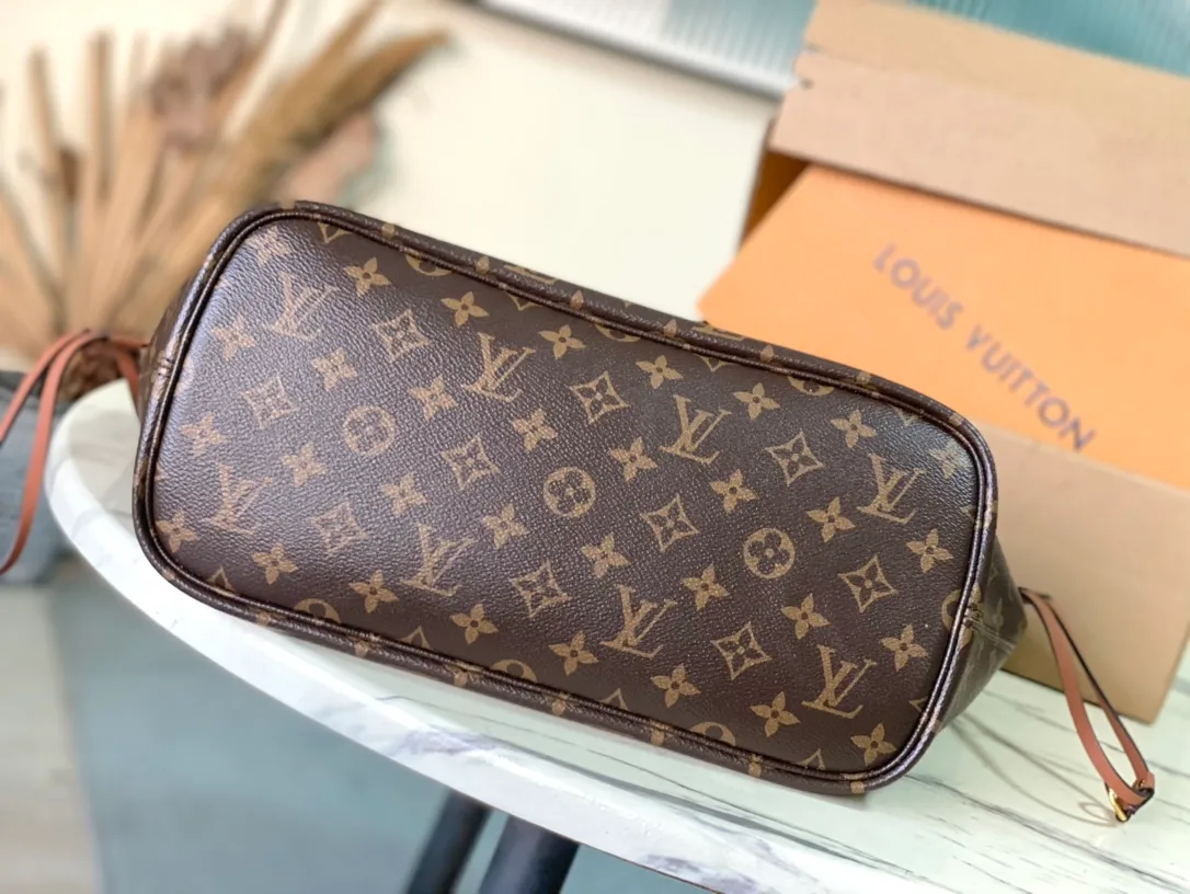 💰900 (top-grain leather) Top-quality original M12061 Neverfull Inside Out medium-sized handbag uses Monogram canvas and grained leather to interpret a new double-sided design. Its detachable pocket can easily be transformed into an outer bag or a compact shoulder bag. Dimensions: 31 × 28 × 14 cm
