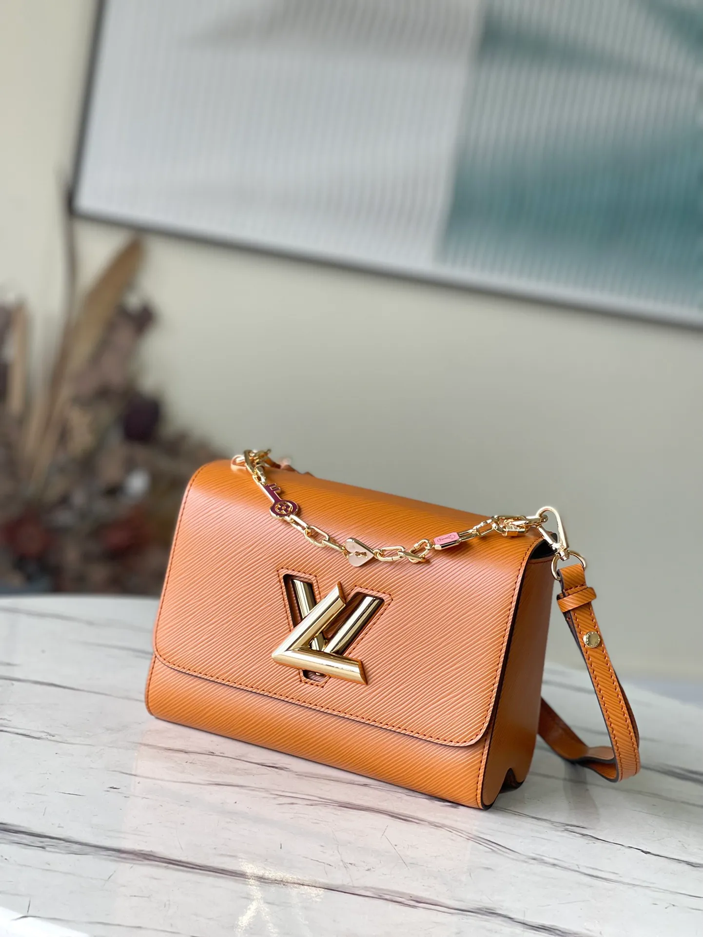💰1160 (top layer leather) Top quality original M20846 Fuso Gold This Twist medium handbag is made of grained Epi leather and continues the iconic design with LV Twist twist lock. The chain and enamel decoration are inspired by the classic padlock, slowly revealing a feminine atmosphere. The removable and adjustable shoulder strap allows for easy shoulder or cross-body wear. Dimensions: 23 x 17 x 9.5 cm