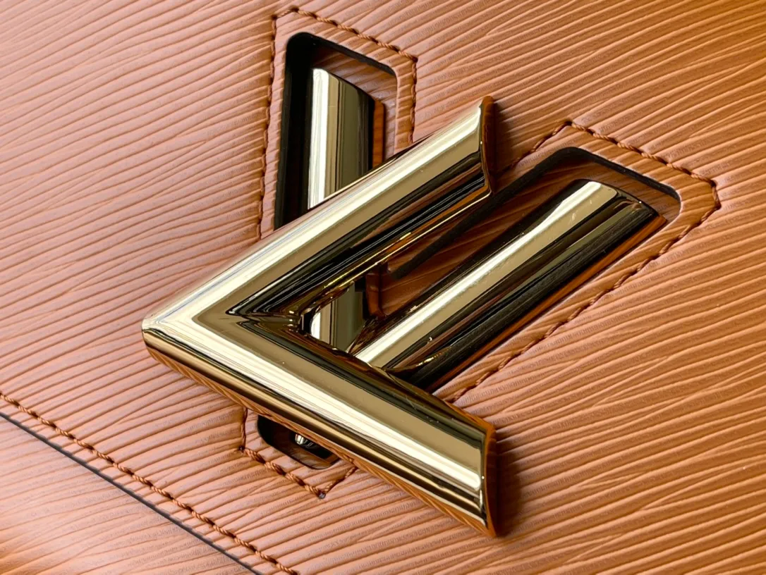💰1160 (top layer leather) Top quality original M20846 Fuso Gold This Twist medium handbag is made of grained Epi leather and continues the iconic design with LV Twist twist lock. The chain and enamel decoration are inspired by the classic padlock, slowly revealing a feminine atmosphere. The removable and adjustable shoulder strap allows for easy shoulder or cross-body wear. Dimensions: 23 x 17 x 9.5 cm