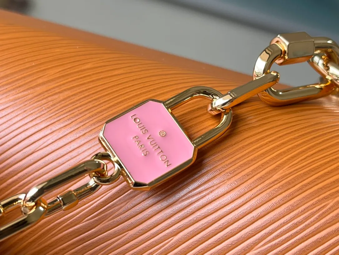 💰1160 (top layer leather) Top quality original M20846 Fuso Gold This Twist medium handbag is made of grained Epi leather and continues the iconic design with LV Twist twist lock. The chain and enamel decoration are inspired by the classic padlock, slowly revealing a feminine atmosphere. The removable and adjustable shoulder strap allows for easy shoulder or cross-body wear. Dimensions: 23 x 17 x 9.5 cm