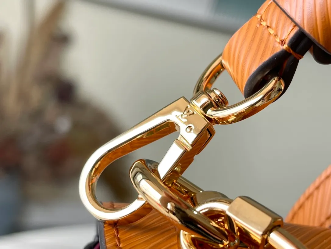 💰1160 (top layer leather) Top quality original M20846 Fuso Gold This Twist medium handbag is made of grained Epi leather and continues the iconic design with LV Twist twist lock. The chain and enamel decoration are inspired by the classic padlock, slowly revealing a feminine atmosphere. The removable and adjustable shoulder strap allows for easy shoulder or cross-body wear. Dimensions: 23 x 17 x 9.5 cm