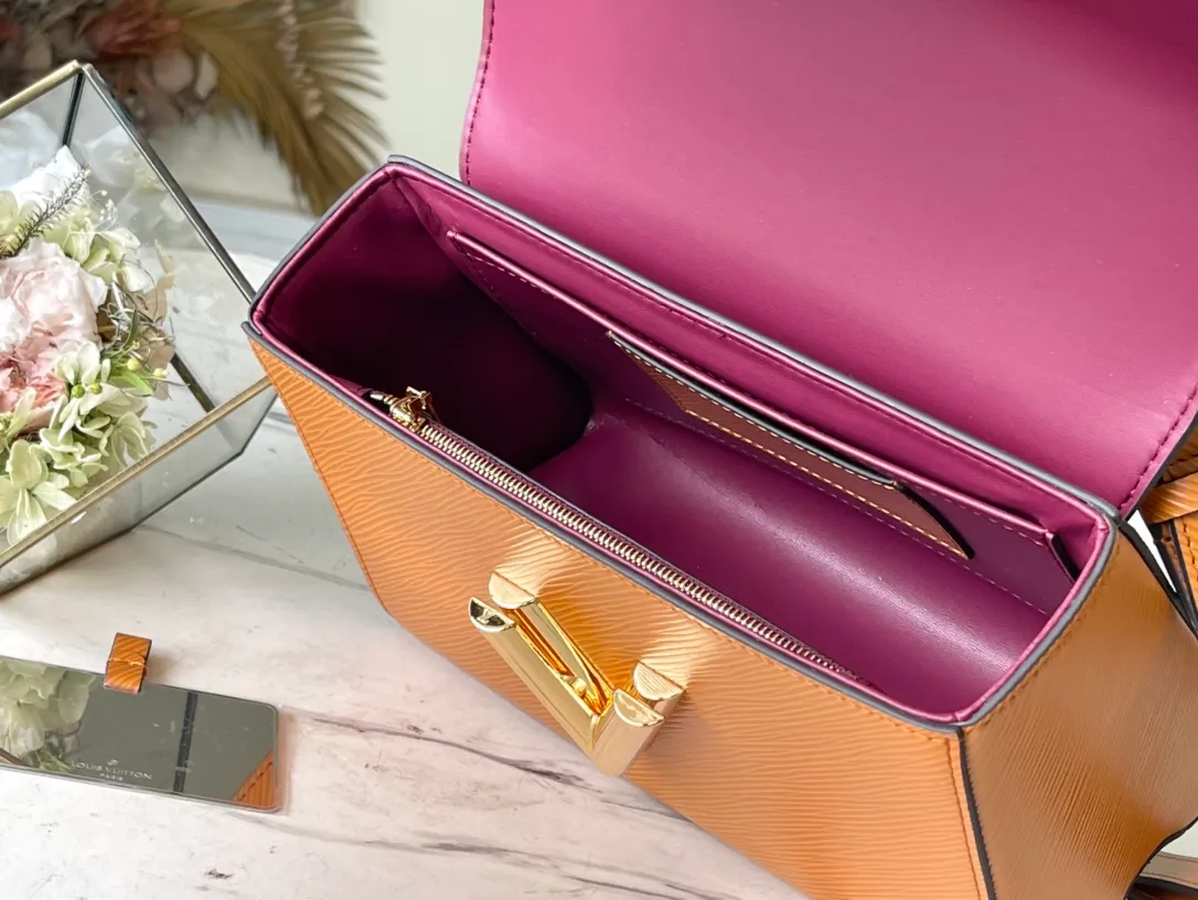 💰1160 (top layer leather) Top quality original M20846 Fuso Gold This Twist medium handbag is made of grained Epi leather and continues the iconic design with LV Twist twist lock. The chain and enamel decoration are inspired by the classic padlock, slowly revealing a feminine atmosphere. The removable and adjustable shoulder strap allows for easy shoulder or cross-body wear. Dimensions: 23 x 17 x 9.5 cm