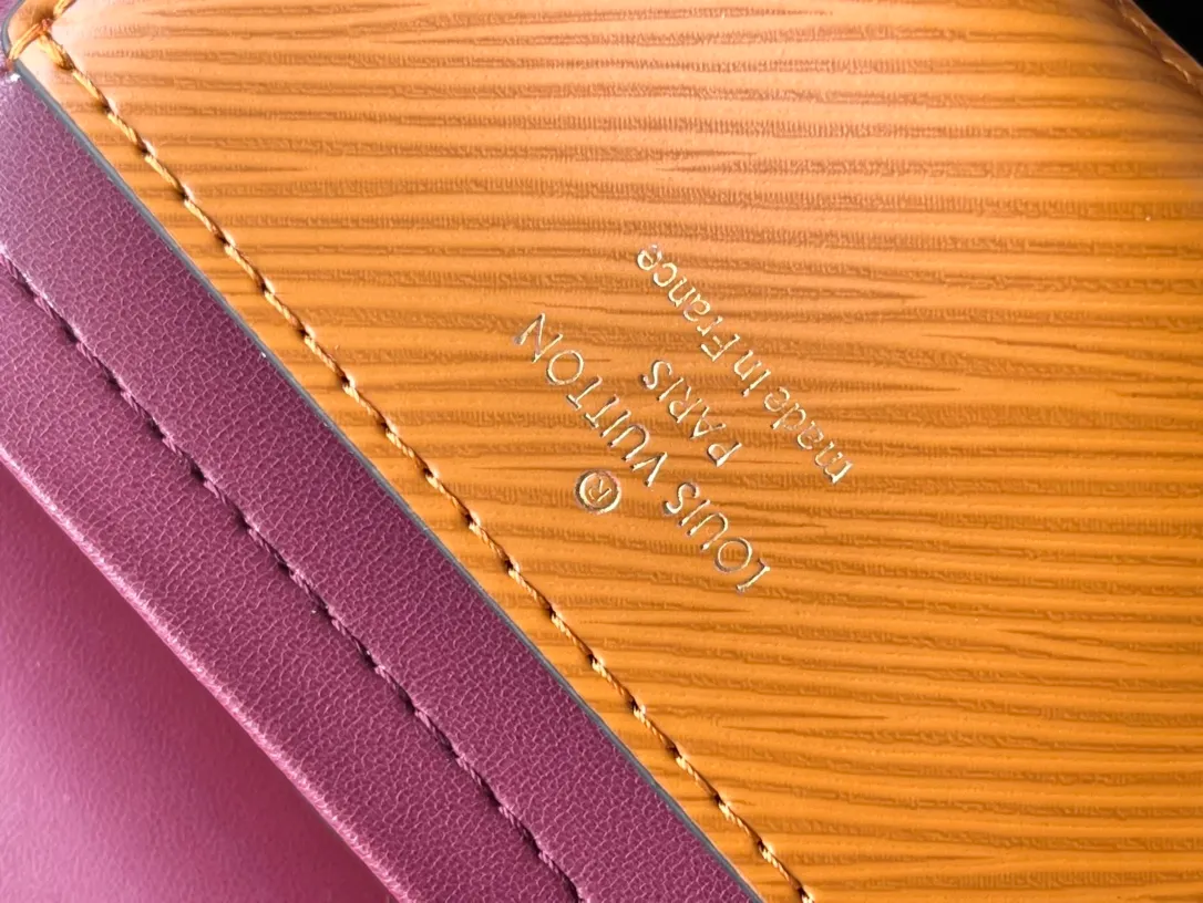 💰1160 (top layer leather) Top quality original M20846 Fuso Gold This Twist medium handbag is made of grained Epi leather and continues the iconic design with LV Twist twist lock. The chain and enamel decoration are inspired by the classic padlock, slowly revealing a feminine atmosphere. The removable and adjustable shoulder strap allows for easy shoulder or cross-body wear. Dimensions: 23 x 17 x 9.5 cm
