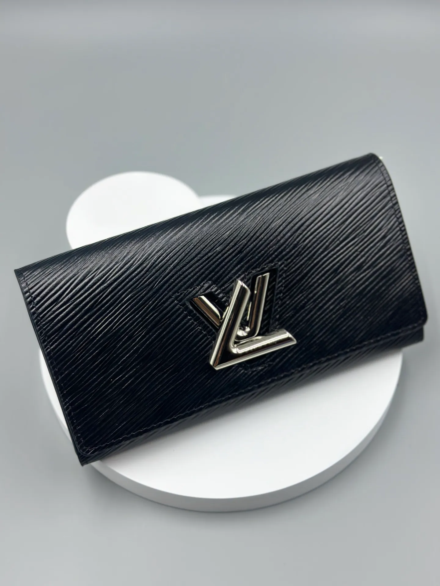 P160 M61179 is made of Epi leather, which combines smart and practical design with a high sense of fashion to create a unique style. The LV Twist wallet adopts a twist lock design, turning the L into a V by crossing your fingers. The multiple pocket design makes this wallet both playful and practical. Dimensions: 19.0x 10.5x 2.5 cm,