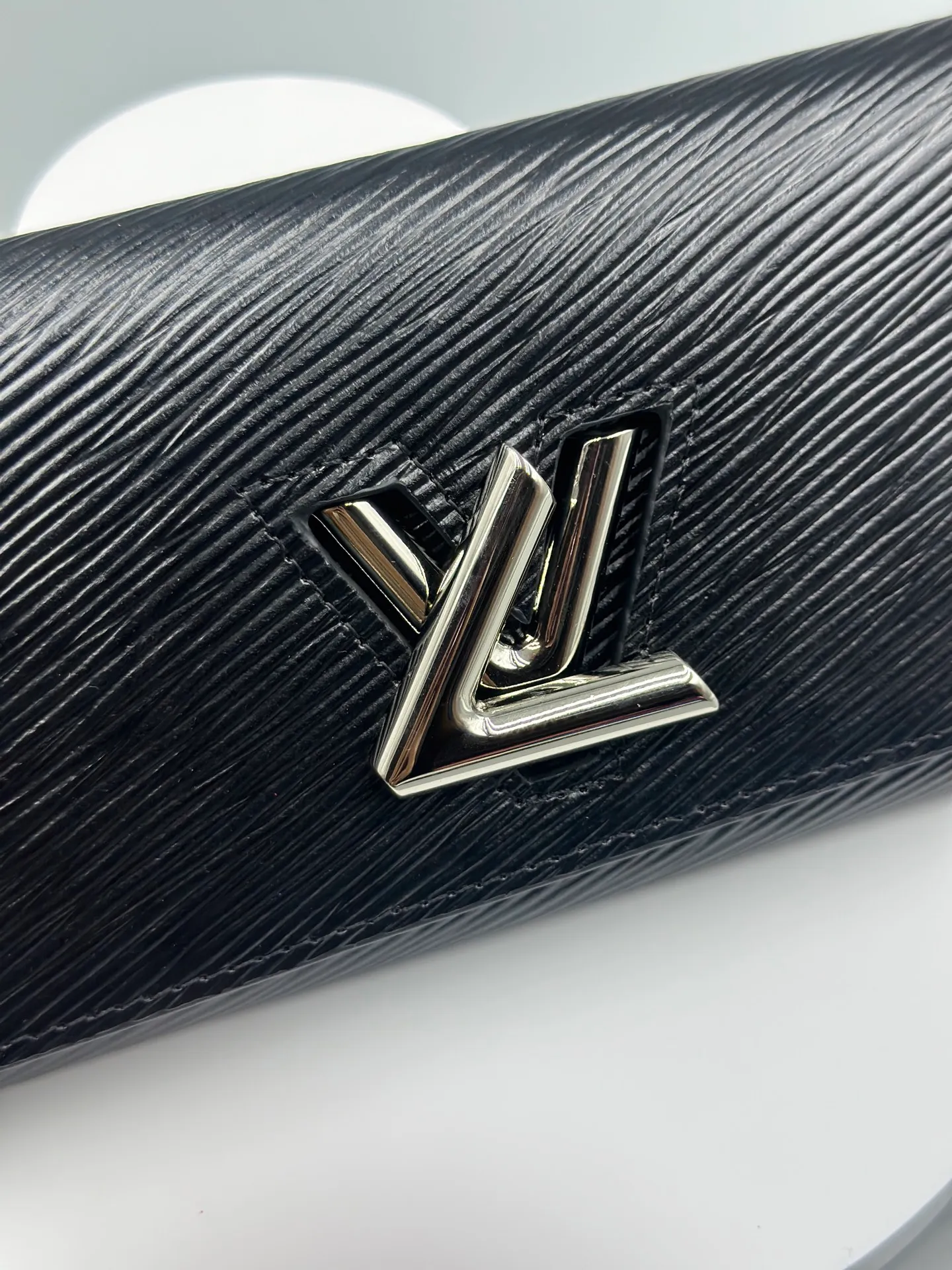 P160 M61179 is made of Epi leather, which combines smart and practical design with a high sense of fashion to create a unique style. The LV Twist wallet adopts a twist lock design, turning the L into a V by crossing your fingers. The multiple pocket design makes this wallet both playful and practical. Dimensions: 19.0x 10.5x 2.5 cm,