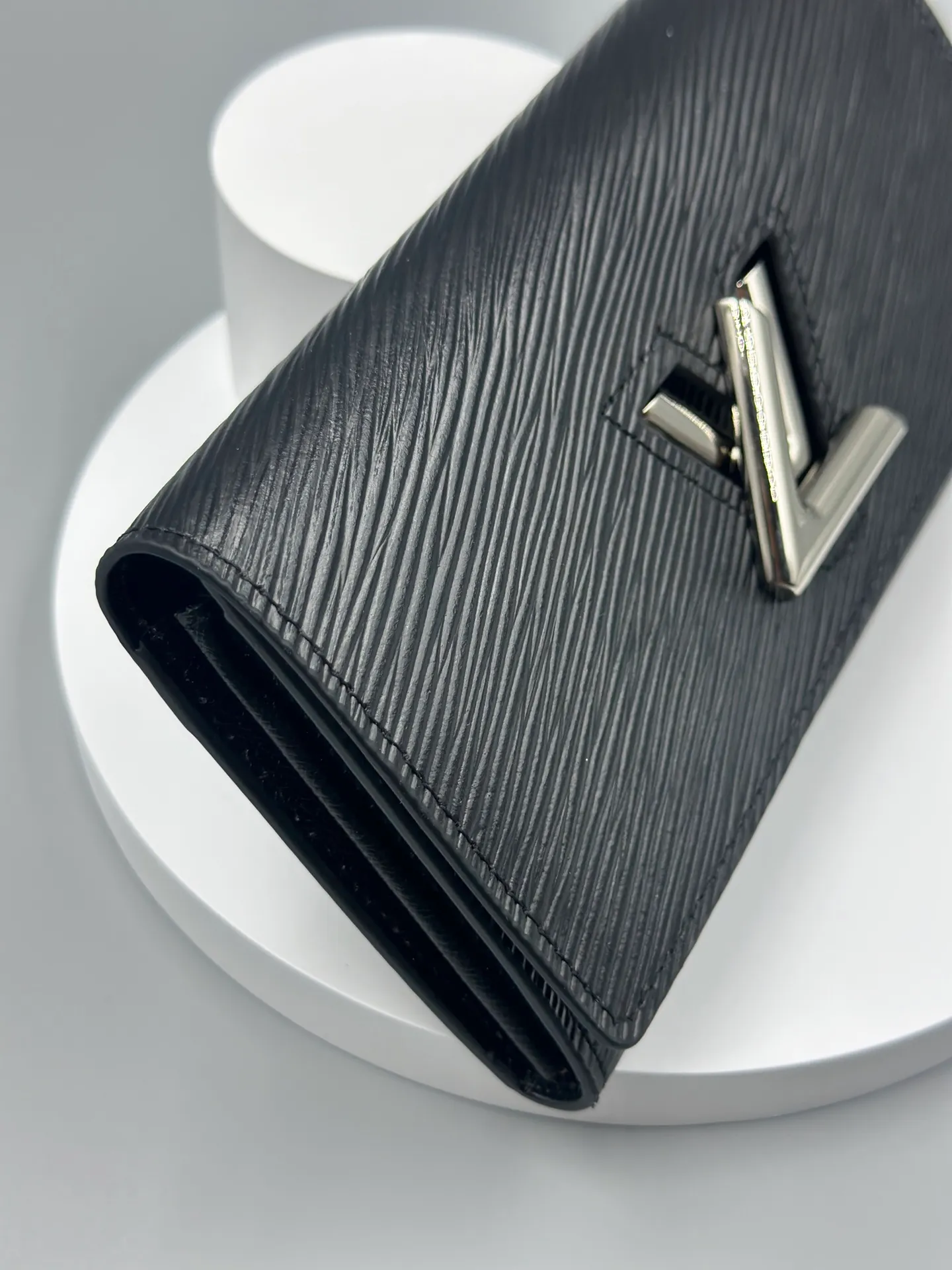 P160 M61179 is made of Epi leather, which combines smart and practical design with a high sense of fashion to create a unique style. The LV Twist wallet adopts a twist lock design, turning the L into a V by crossing your fingers. The multiple pocket design makes this wallet both playful and practical. Dimensions: 19.0x 10.5x 2.5 cm,