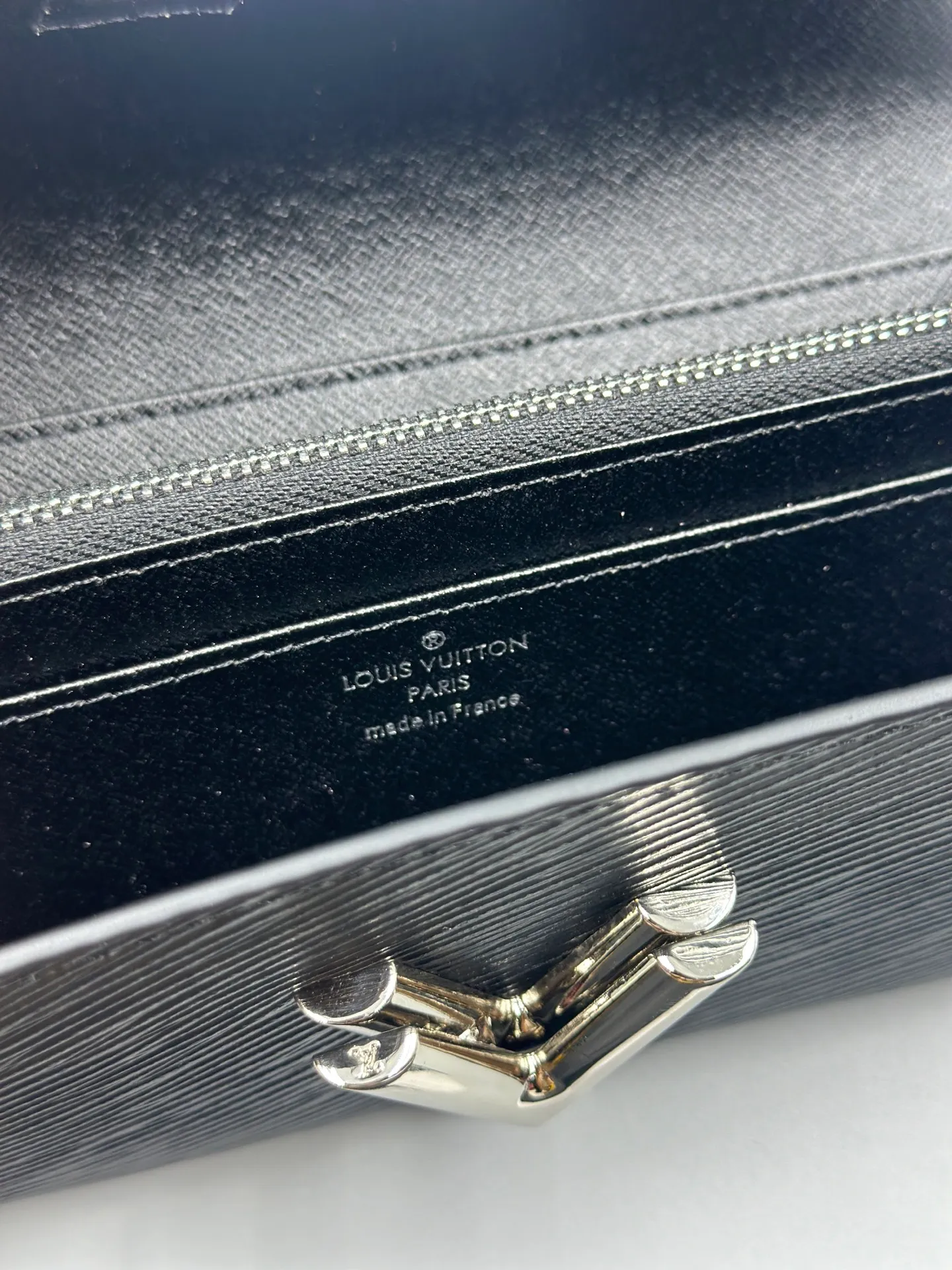 P160 M61179 is made of Epi leather, which combines smart and practical design with a high sense of fashion to create a unique style. The LV Twist wallet adopts a twist lock design, turning the L into a V by crossing your fingers. The multiple pocket design makes this wallet both playful and practical. Dimensions: 19.0x 10.5x 2.5 cm,