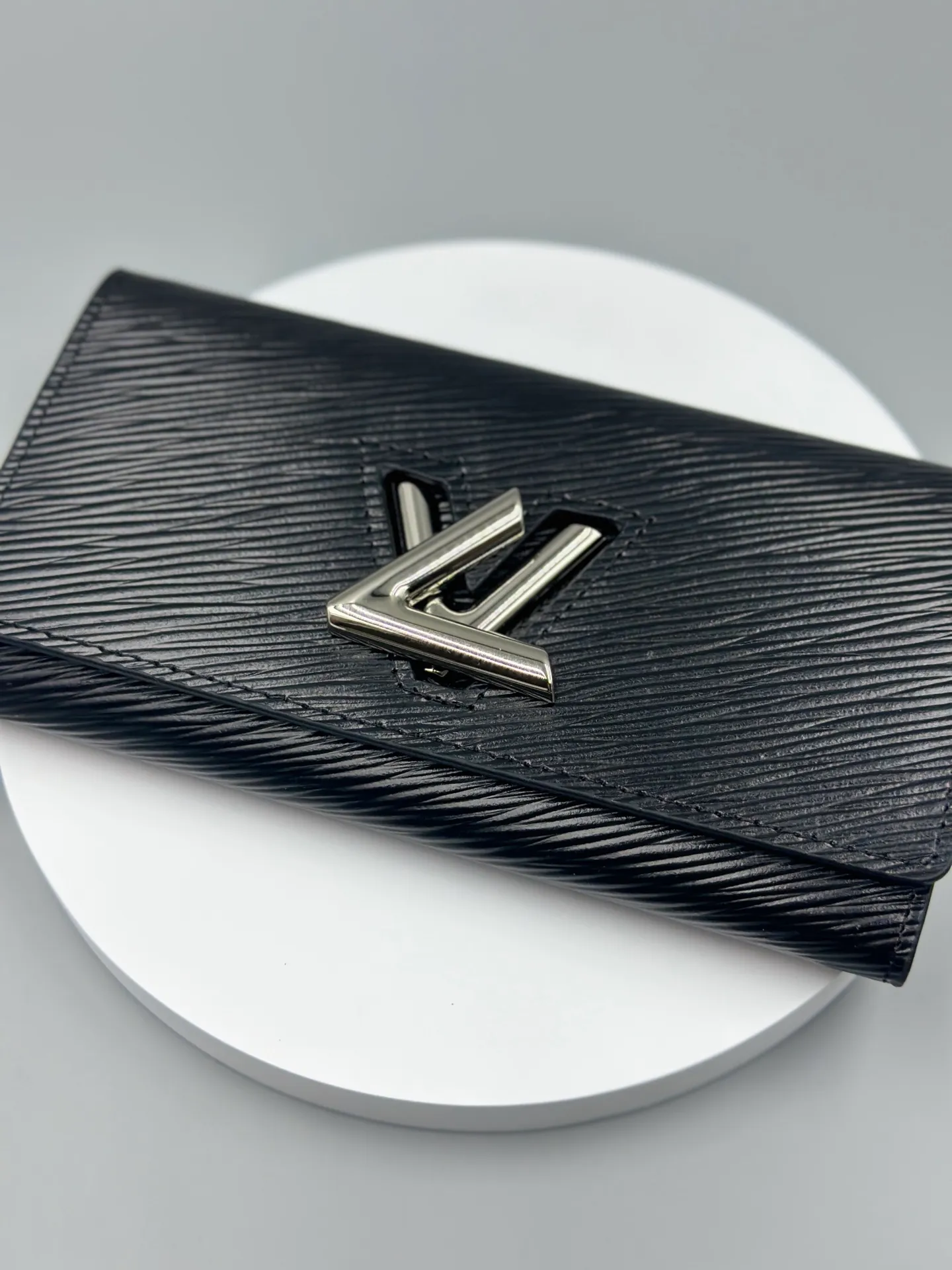P160 M61179 is made of Epi leather, which combines smart and practical design with a high sense of fashion to create a unique style. The LV Twist wallet adopts a twist lock design, turning the L into a V by crossing your fingers. The multiple pocket design makes this wallet both playful and practical. Dimensions: 19.0x 10.5x 2.5 cm,