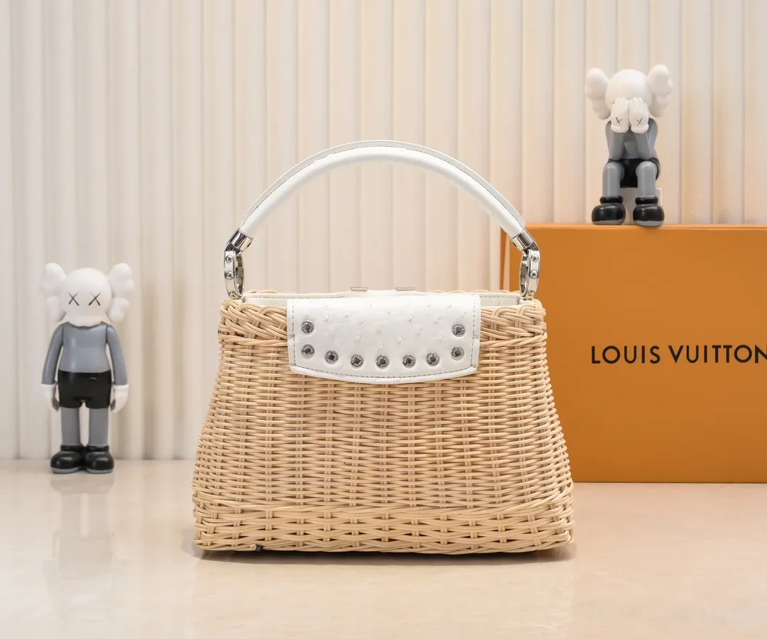 The upgraded version of P680 M11618 ostrich pattern Capucines BB handbag has a unique rattan weaving structure, paying tribute to the Louis Vuitton picnic box design that came out in 1892. The cow leather shapes the top handle and flap, the LV letters reveal a metallic texture, and the detachable and adjustable leather shoulder strap makes it easy to carry on the shoulder. The gift box packaging provided with this product may be reasonably adjusted depending on the stock situation, and may be different from the packaging style displayed on this product page. Please refer to the actual gift box packaging style received for details. Size:27×17.3×9cm