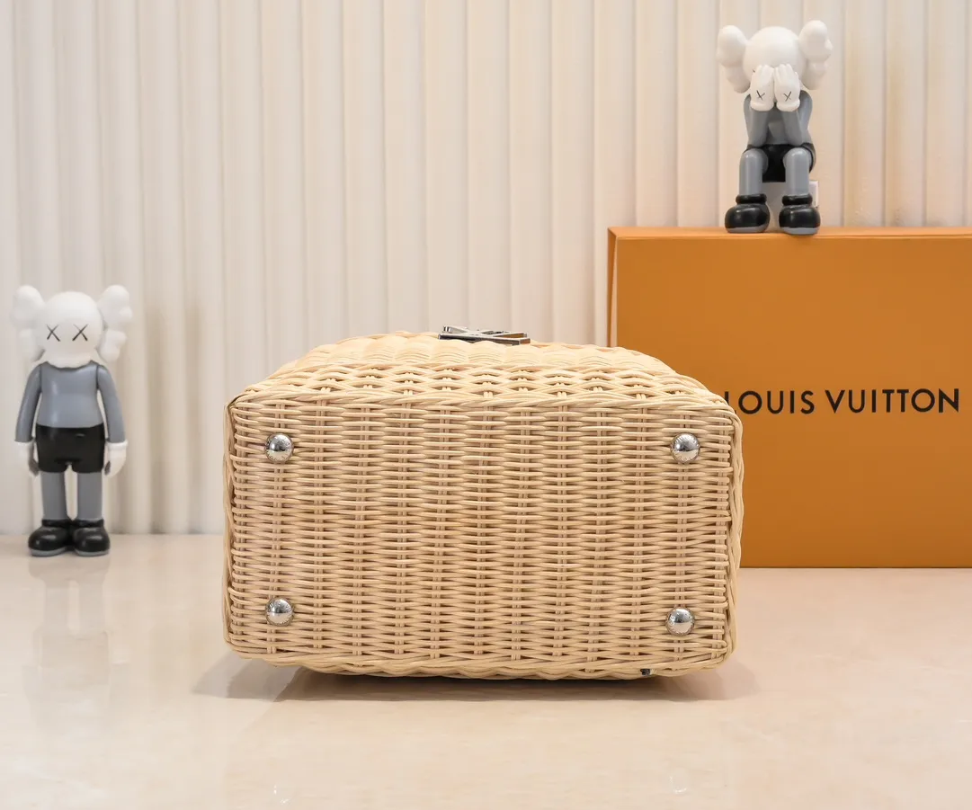 The upgraded version of P680 M11618 ostrich pattern Capucines BB handbag has a unique rattan weaving structure, paying tribute to the Louis Vuitton picnic box design that came out in 1892. The cow leather shapes the top handle and flap, the LV letters reveal a metallic texture, and the detachable and adjustable leather shoulder strap makes it easy to carry on the shoulder. The gift box packaging provided with this product may be reasonably adjusted depending on the stock situation, and may be different from the packaging style displayed on this product page. Please refer to the actual gift box packaging style received for details. Size:27×17.3×9cm