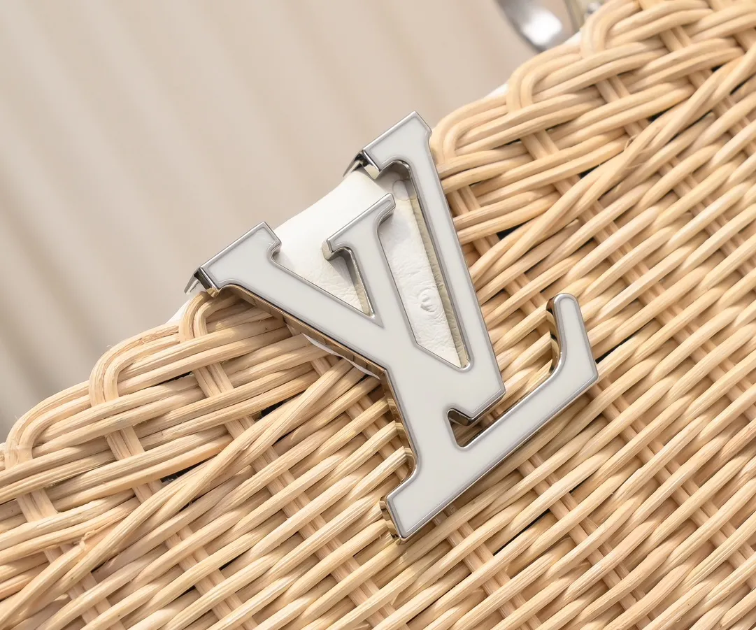 The upgraded version of P680 M11618 ostrich pattern Capucines BB handbag has a unique rattan weaving structure, paying tribute to the Louis Vuitton picnic box design that came out in 1892. The cow leather shapes the top handle and flap, the LV letters reveal a metallic texture, and the detachable and adjustable leather shoulder strap makes it easy to carry on the shoulder. The gift box packaging provided with this product may be reasonably adjusted depending on the stock situation, and may be different from the packaging style displayed on this product page. Please refer to the actual gift box packaging style received for details. Size:27×17.3×9cm