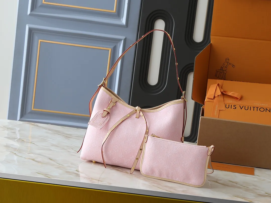 💰300💰Upgraded from the original M13289 M46197 M46203. This CarryAll medium handbag features the Monogram Denim pattern, which was born in 2005, on the cotton surface, and then uses Louis Vuitton's exquisite bleaching process to create a washed effect. Contrasting leather and removable name tags accentuate the sleek silhouette, and the zippered interior pocket can securely store valuables, making it a modern choice for traveling in the city. Dimensions: 39.0 x 30.0 x 15.0 cm (length x height x width)