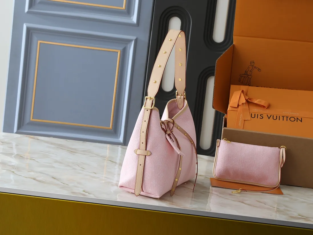 💰300💰Upgraded from the original M13289 M46197 M46203. This CarryAll medium handbag features the Monogram Denim pattern, which was born in 2005, on the cotton surface, and then uses Louis Vuitton's exquisite bleaching process to create a washed effect. Contrasting leather and removable name tags accentuate the sleek silhouette, and the zippered interior pocket can securely store valuables, making it a modern choice for traveling in the city. Dimensions: 39.0 x 30.0 x 15.0 cm (length x height x width)