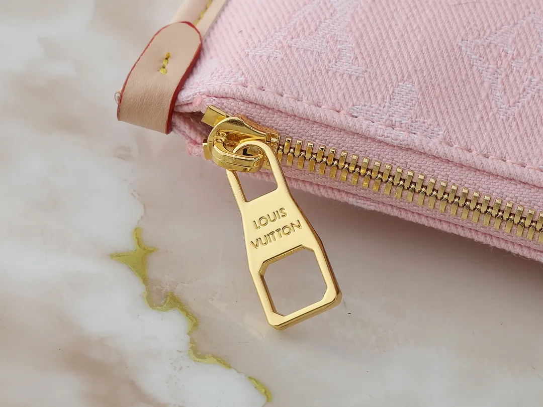 💰300💰Upgraded from the original M13289 M46197 M46203. This CarryAll medium handbag features the Monogram Denim pattern, which was born in 2005, on the cotton surface, and then uses Louis Vuitton's exquisite bleaching process to create a washed effect. Contrasting leather and removable name tags accentuate the sleek silhouette, and the zippered interior pocket can securely store valuables, making it a modern choice for traveling in the city. Dimensions: 39.0 x 30.0 x 15.0 cm (length x height x width)