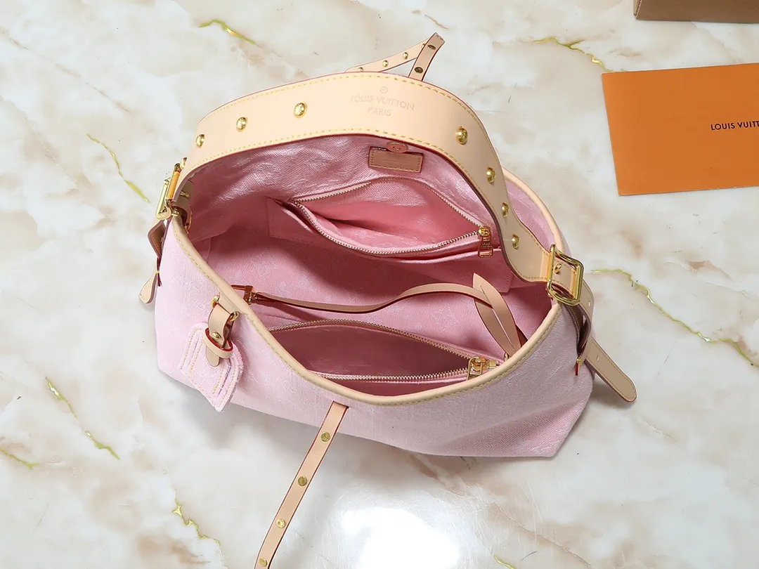 💰300💰Upgraded from the original M13289 M46197 M46203. This CarryAll medium handbag features the Monogram Denim pattern, which was born in 2005, on the cotton surface, and then uses Louis Vuitton's exquisite bleaching process to create a washed effect. Contrasting leather and removable name tags accentuate the sleek silhouette, and the zippered interior pocket can securely store valuables, making it a modern choice for traveling in the city. Dimensions: 39.0 x 30.0 x 15.0 cm (length x height x width)