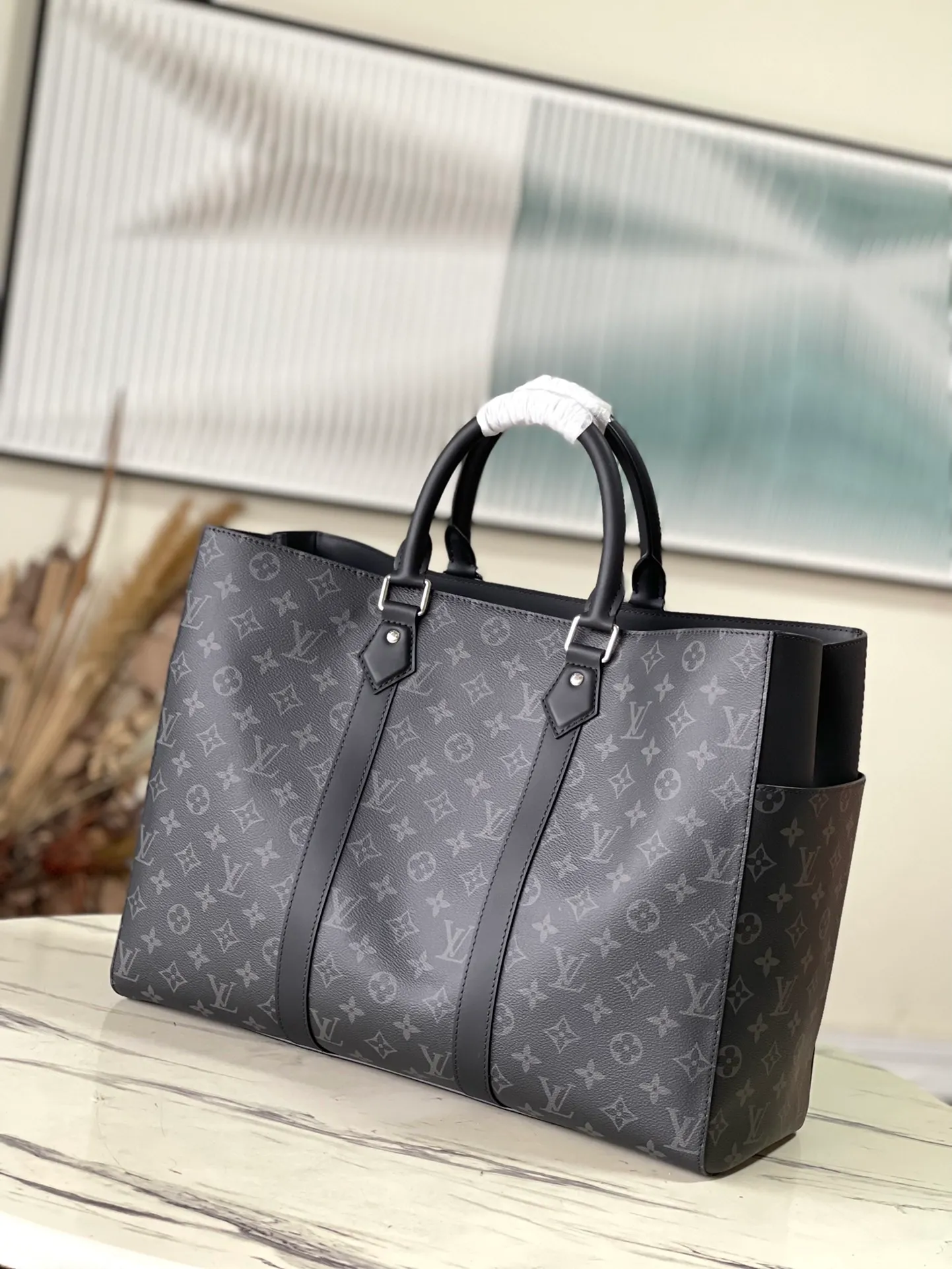 💰1100 Top Original Order M46451 Black Flower This Sac Plat24H handbag is made of Monogram embossed Taurillon leather, and easy-to-access external patch pockets are added to the fabric on both sides to achieve a fully functional configuration. In addition to the top handle, there is also a long handle that can be retracted inside to provide a comfortable carrying experience. Dimensions: 44 × 33 × 18 cm