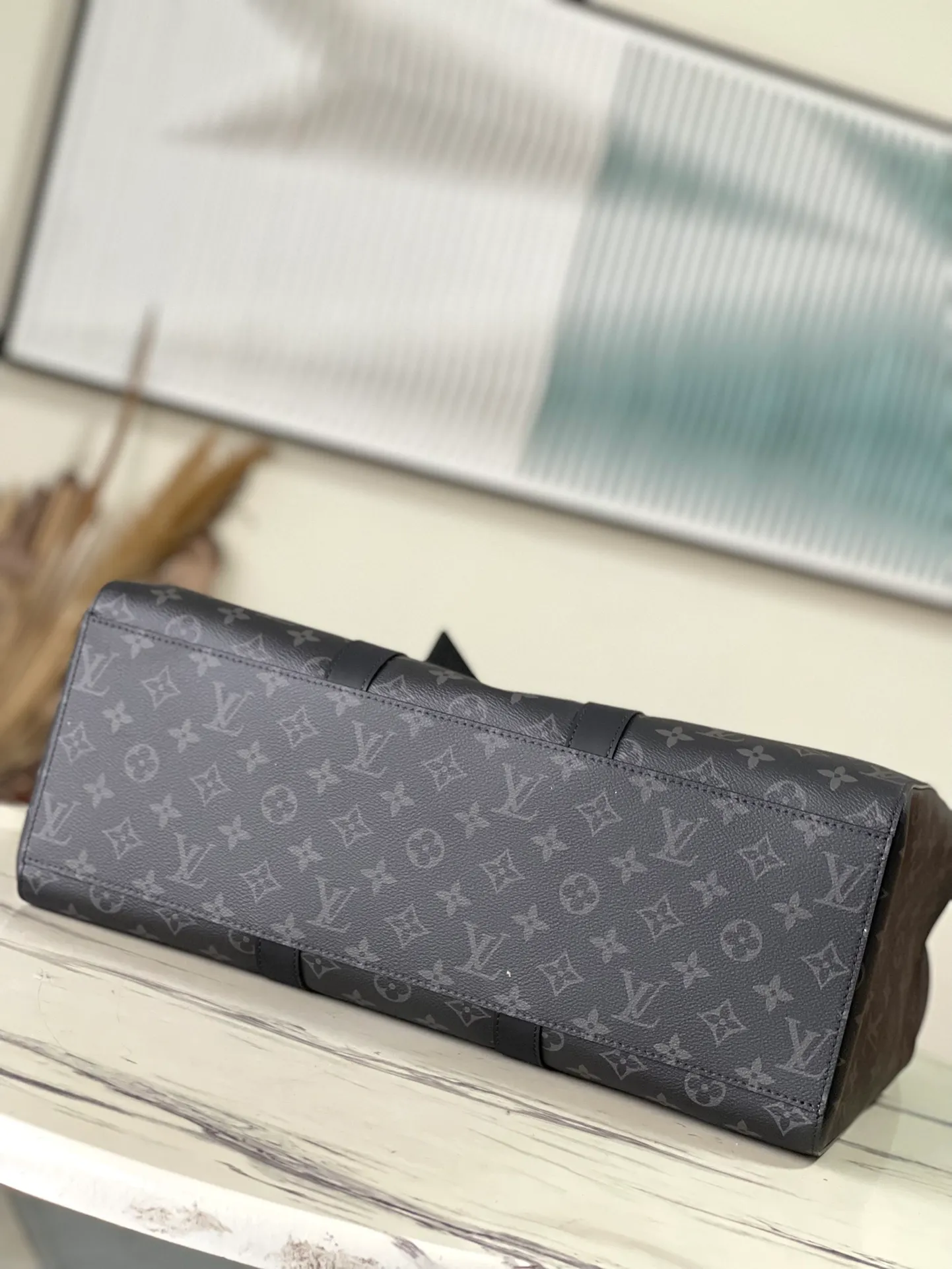 💰1100 Top Original Order M46451 Black Flower This Sac Plat24H handbag is made of Monogram embossed Taurillon leather, and easy-to-access external patch pockets are added to the fabric on both sides to achieve a fully functional configuration. In addition to the top handle, there is also a long handle that can be retracted inside to provide a comfortable carrying experience. Dimensions: 44 × 33 × 18 cm