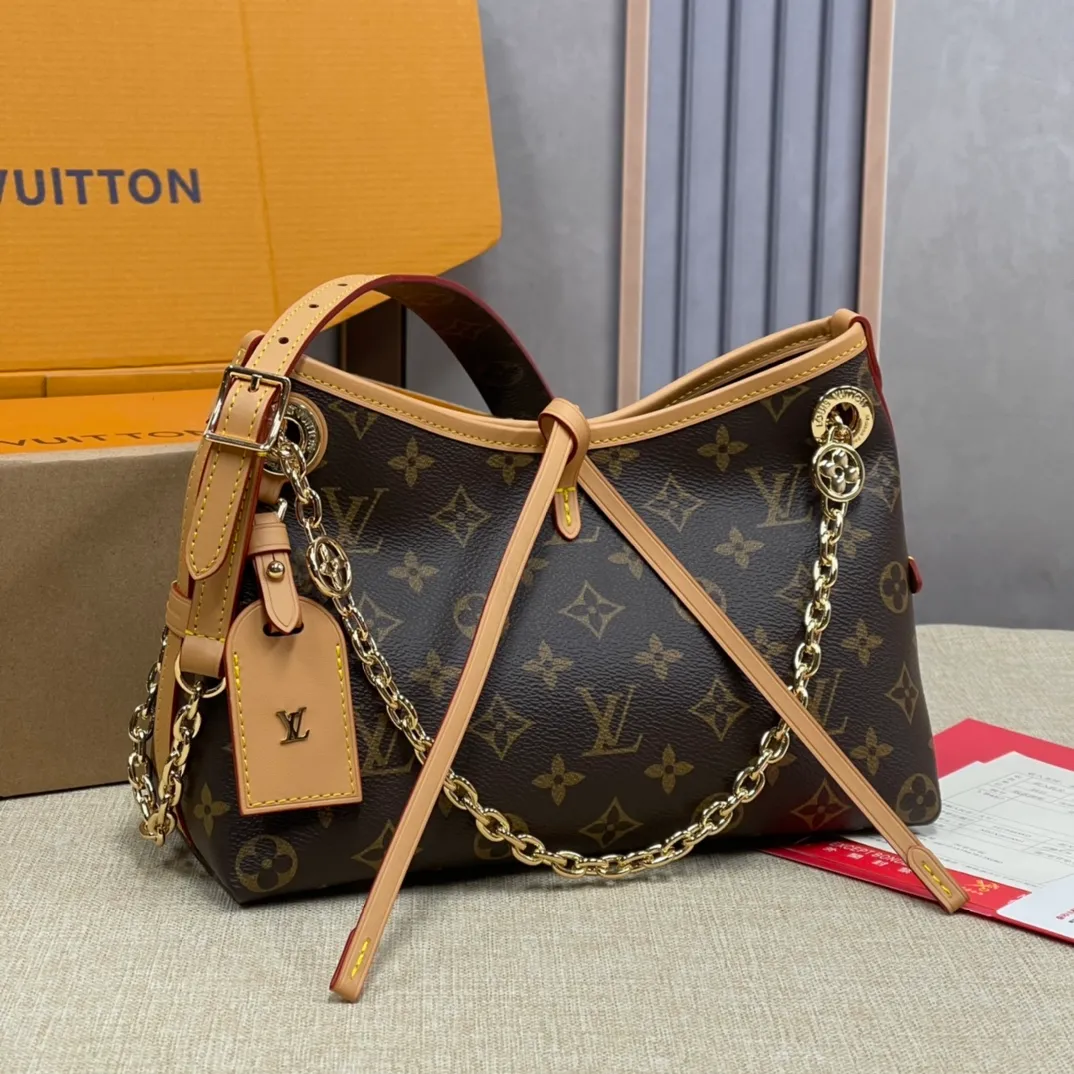 [Upgraded version] P520¥ New counter model·Upgraded version·High quality·With gift box🎁Packaging😘Model M13014 This CarryAll BB handbag is made of Monogram canvas and decorated with Monogram flowers on the dazzling chain, lighting up day and night occasions with a trendy look. A leather name tag complements the lace-up closure, and an interior zippered pocket provides easy access to your credit cards. 17 x 10 x 26 cm (height x width x length)