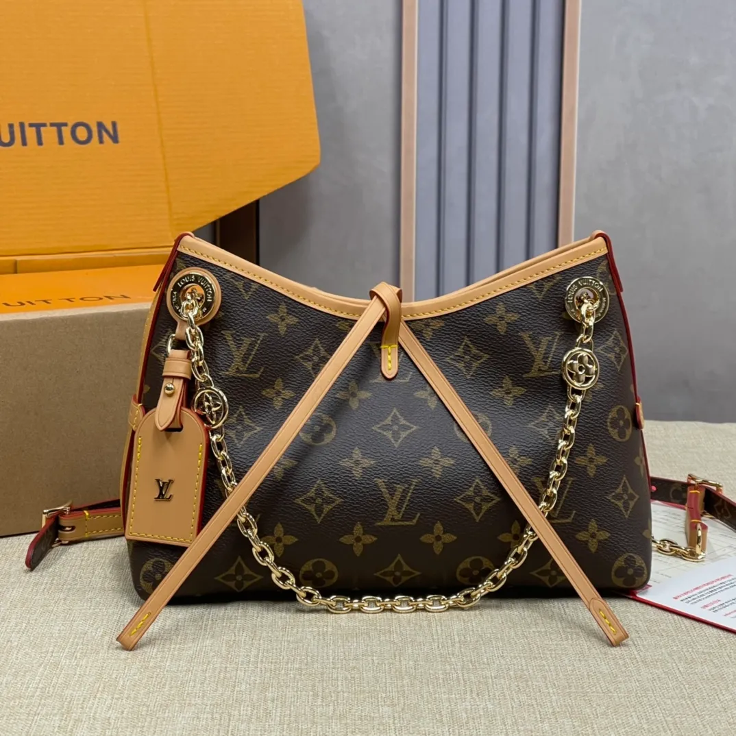 [Upgraded version] P520¥ New counter model·Upgraded version·High quality·With gift box🎁Packaging😘Model M13014 This CarryAll BB handbag is made of Monogram canvas and decorated with Monogram flowers on the dazzling chain, lighting up day and night occasions with a trendy look. A leather name tag complements the lace-up closure, and an interior zippered pocket provides easy access to your credit cards. 17 x 10 x 26 cm (height x width x length)