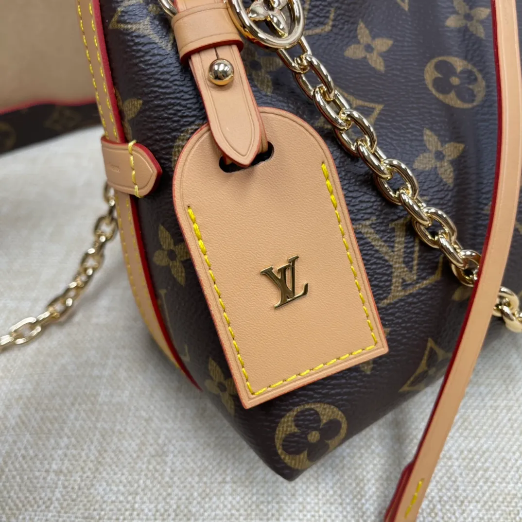 [Upgraded version] P520¥ New counter model·Upgraded version·High quality·With gift box🎁Packaging😘Model M13014 This CarryAll BB handbag is made of Monogram canvas and decorated with Monogram flowers on the dazzling chain, lighting up day and night occasions with a trendy look. A leather name tag complements the lace-up closure, and an interior zippered pocket provides easy access to your credit cards. 17 x 10 x 26 cm (height x width x length)