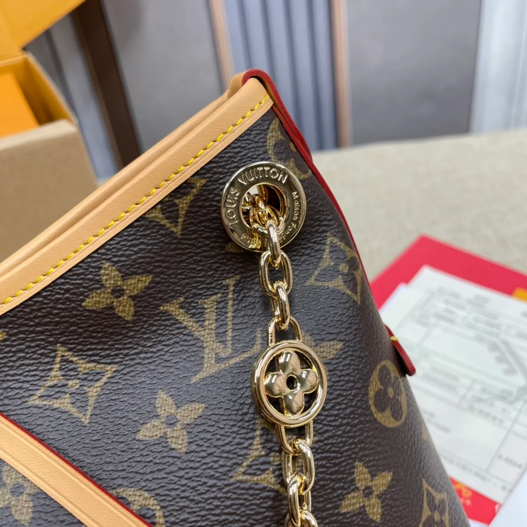 [Upgraded version] P520¥ New counter model·Upgraded version·High quality·With gift box🎁Packaging😘Model M13014 This CarryAll BB handbag is made of Monogram canvas and decorated with Monogram flowers on the dazzling chain, lighting up day and night occasions with a trendy look. A leather name tag complements the lace-up closure, and an interior zippered pocket provides easy access to your credit cards. 17 x 10 x 26 cm (height x width x length)