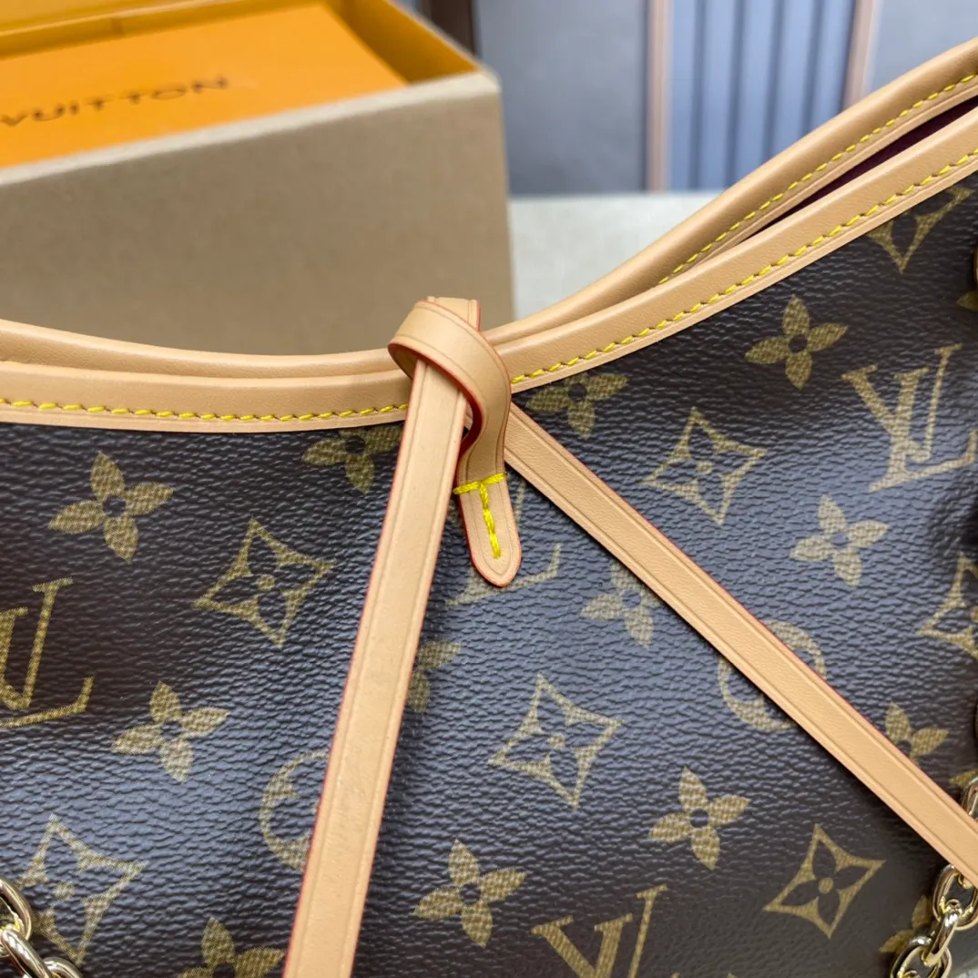 [Upgraded version] P520¥ New counter model·Upgraded version·High quality·With gift box🎁Packaging😘Model M13014 This CarryAll BB handbag is made of Monogram canvas and decorated with Monogram flowers on the dazzling chain, lighting up day and night occasions with a trendy look. A leather name tag complements the lace-up closure, and an interior zippered pocket provides easy access to your credit cards. 17 x 10 x 26 cm (height x width x length)