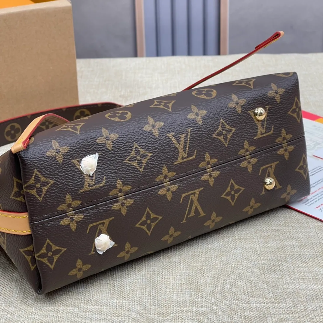 [Upgraded version] P520¥ New counter model·Upgraded version·High quality·With gift box🎁Packaging😘Model M13014 This CarryAll BB handbag is made of Monogram canvas and decorated with Monogram flowers on the dazzling chain, lighting up day and night occasions with a trendy look. A leather name tag complements the lace-up closure, and an interior zippered pocket provides easy access to your credit cards. 17 x 10 x 26 cm (height x width x length)