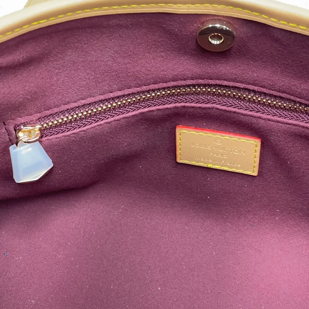 [Upgraded version] P520¥ New counter model·Upgraded version·High quality·With gift box🎁Packaging😘Model M13014 This CarryAll BB handbag is made of Monogram canvas and decorated with Monogram flowers on the dazzling chain, lighting up day and night occasions with a trendy look. A leather name tag complements the lace-up closure, and an interior zippered pocket provides easy access to your credit cards. 17 x 10 x 26 cm (height x width x length)