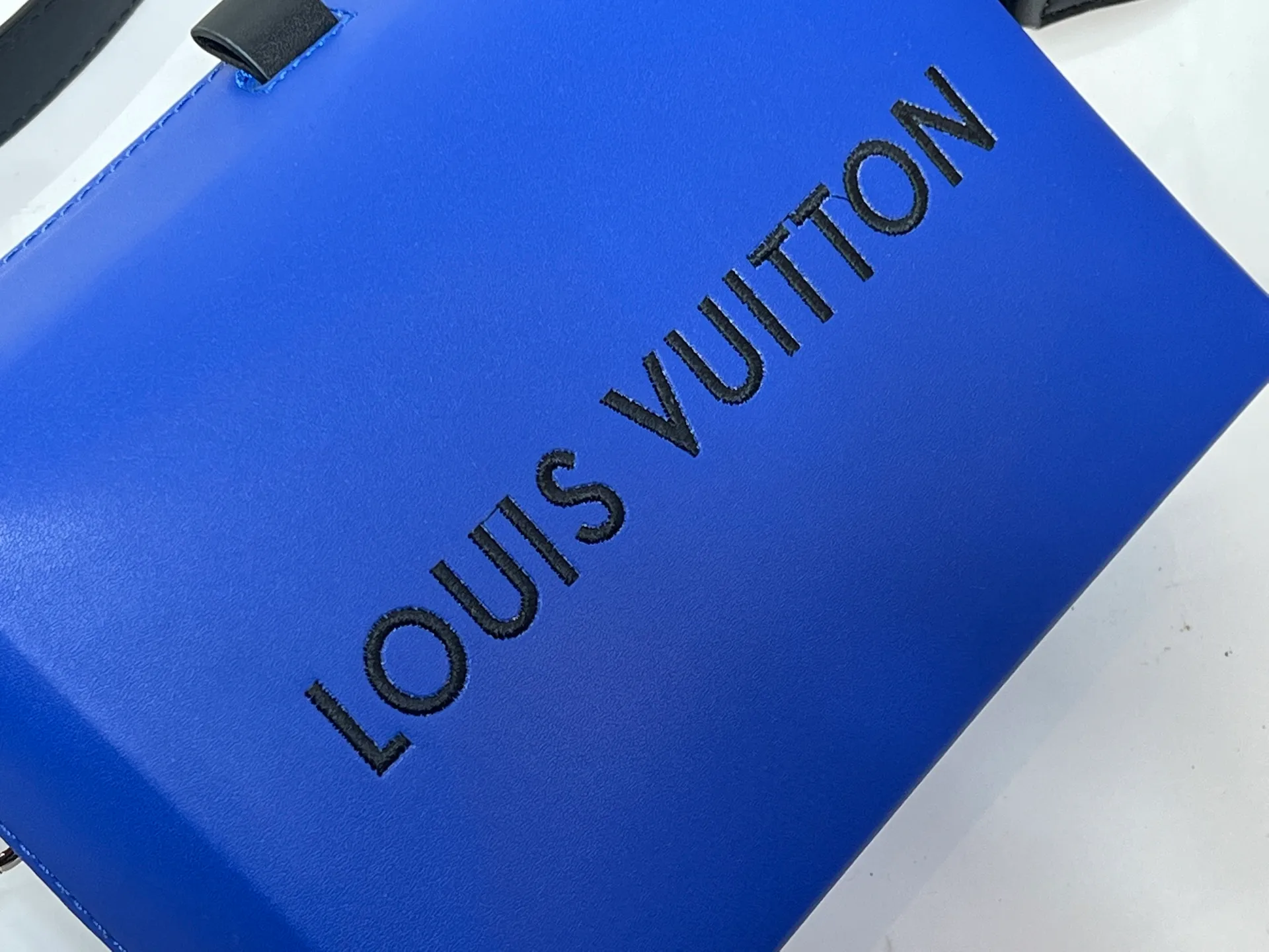 Batch 200💰Upgraded original M24455 This medium-sized Shopper handbag draws inspiration from Louis Vuitton shopping bags. It has the words Louis Vuitton and Maison Fondée En 1854 written on soft cow leather. It is equipped with a top handle and a detachable shoulder strap. Dimensions: 23.0x16.5x7.0 cm (length x height x width)