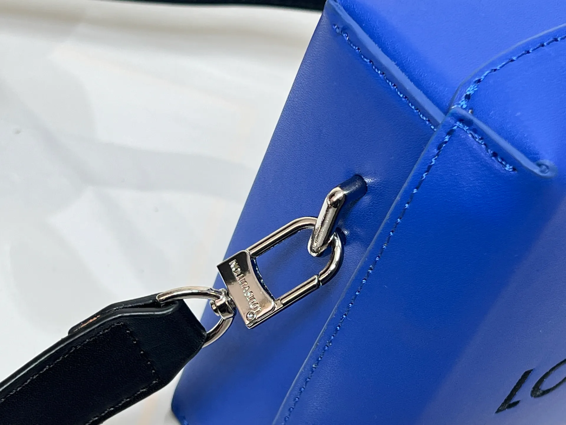 Batch 200💰Upgraded original M24455 This medium-sized Shopper handbag draws inspiration from Louis Vuitton shopping bags. It has the words Louis Vuitton and Maison Fondée En 1854 written on soft cow leather. It is equipped with a top handle and a detachable shoulder strap. Dimensions: 23.0x16.5x7.0 cm (length x height x width)