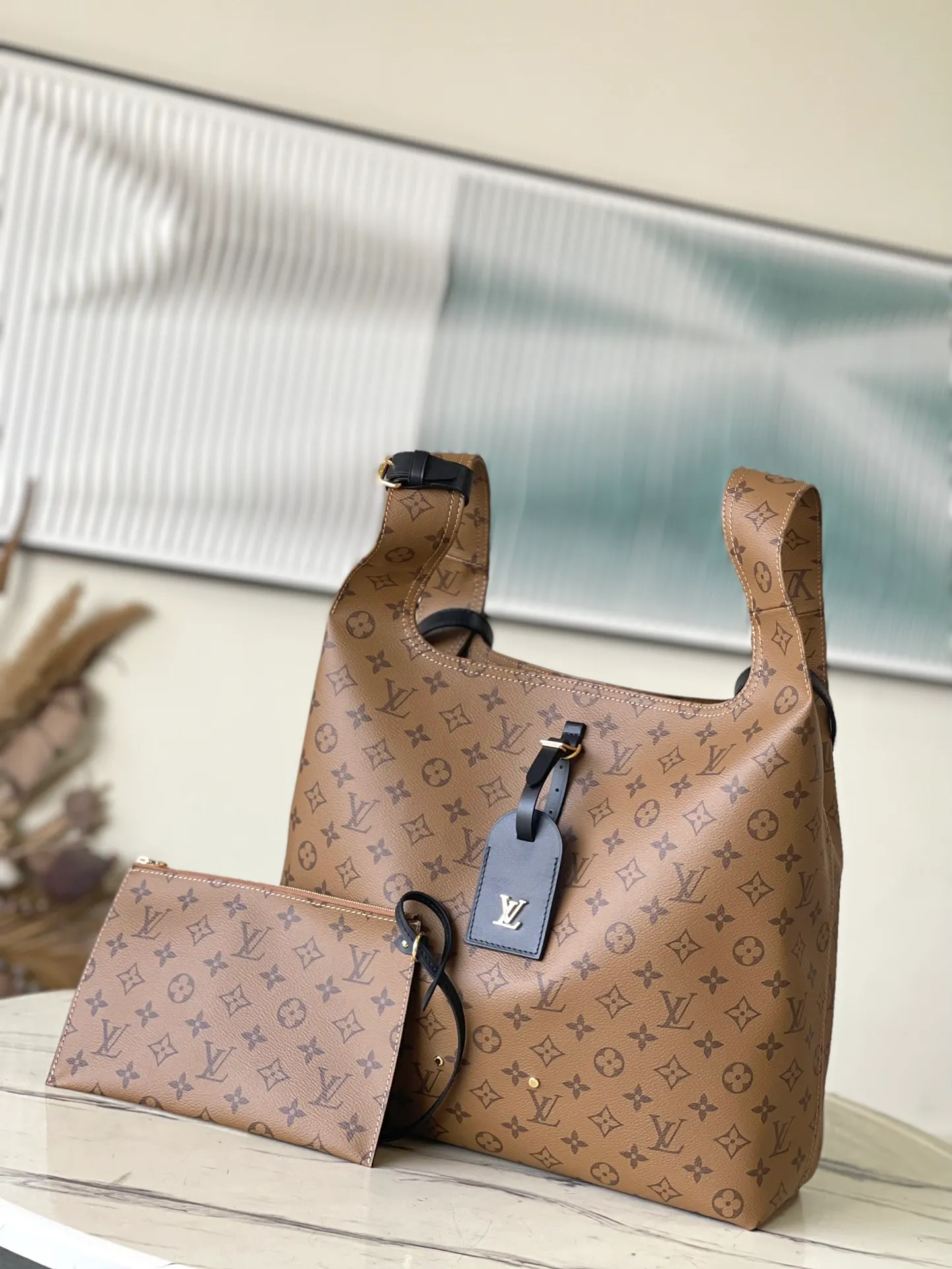 💰1000 Top Original Order M46817 Yellow Flower Large This Atlantis large handbag is made of Monogram canvas. It captures the attention with its novel shopping bag shape, and uses the letter name plate to highlight the brand identity. The zippered interior pocket organizes your daily needs, and the detachable and adjustable shoulder strap allows for cross-body wear. Dimensions: 34 × 34 × 13.5 cm