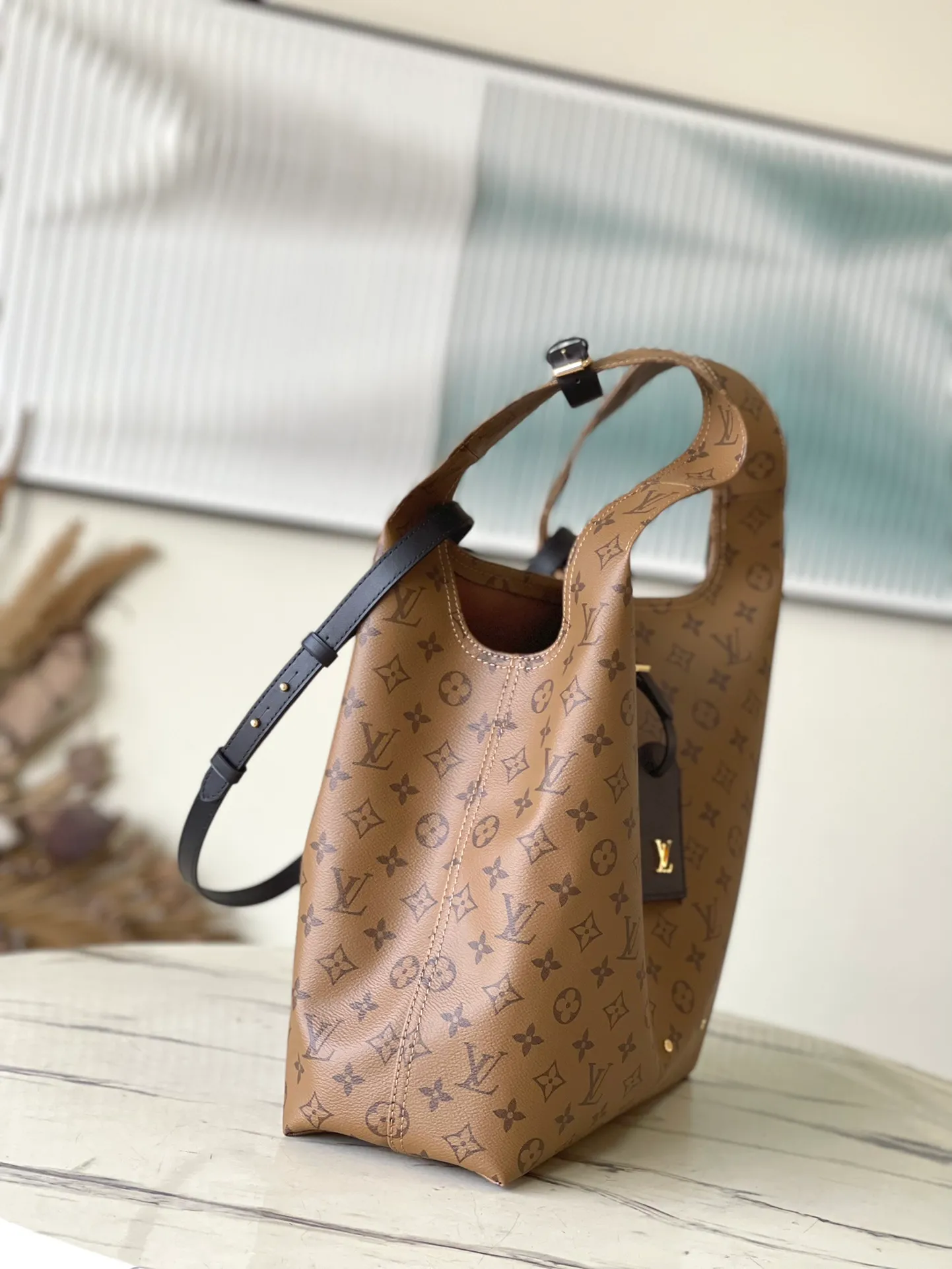 💰1000 Top Original Order M46817 Yellow Flower Large This Atlantis large handbag is made of Monogram canvas. It captures the attention with its novel shopping bag shape, and uses the letter name plate to highlight the brand identity. The zippered interior pocket organizes your daily needs, and the detachable and adjustable shoulder strap allows for cross-body wear. Dimensions: 34 × 34 × 13.5 cm