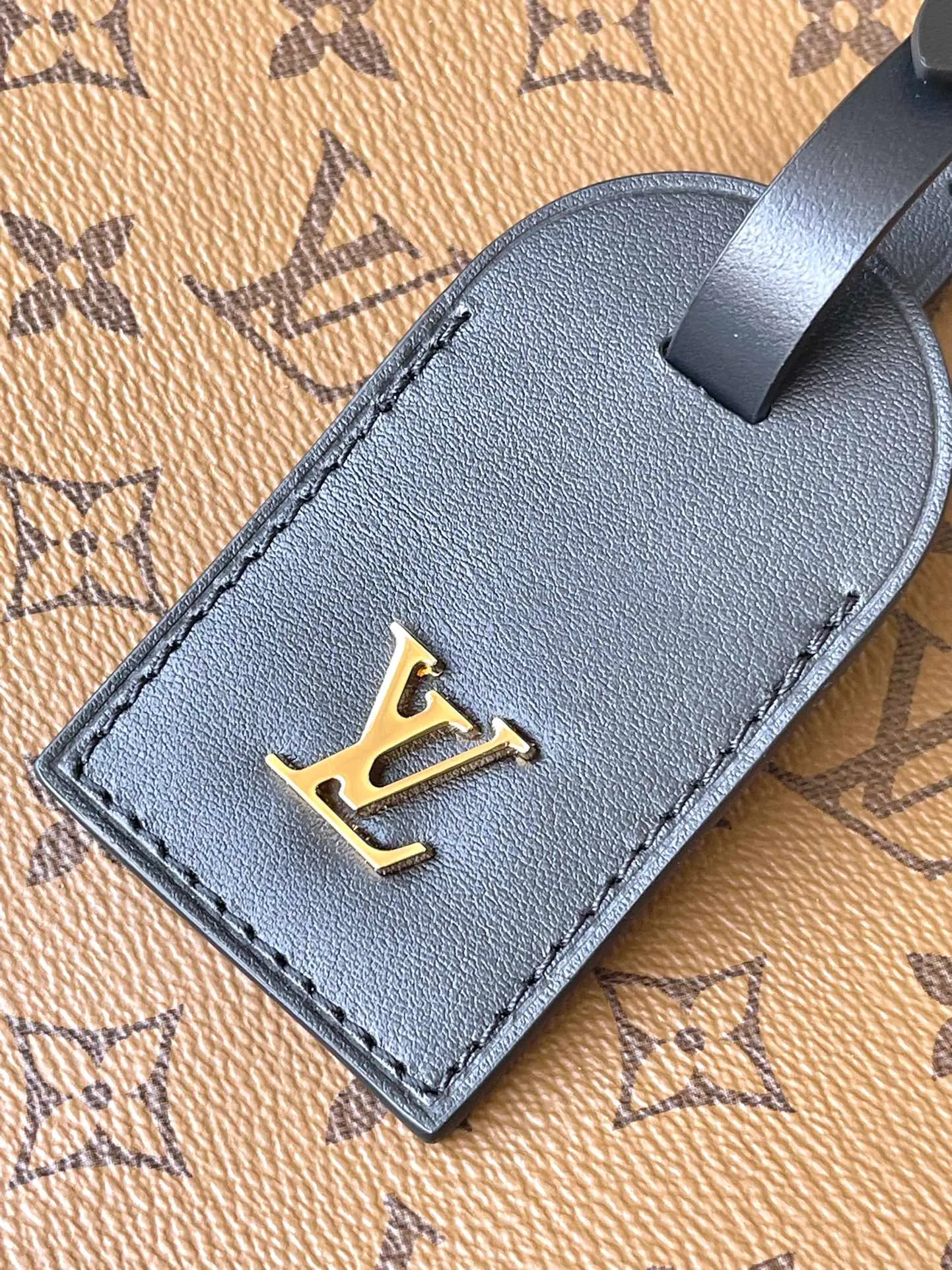💰1000 Top Original Order M46817 Yellow Flower Large This Atlantis large handbag is made of Monogram canvas. It captures the attention with its novel shopping bag shape, and uses the letter name plate to highlight the brand identity. The zippered interior pocket organizes your daily needs, and the detachable and adjustable shoulder strap allows for cross-body wear. Dimensions: 34 × 34 × 13.5 cm